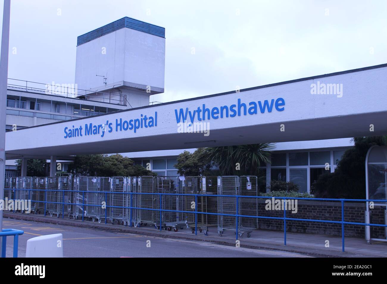 Saint Mary's Hospital Wythenshawe Hinterer Eingang zur Bildungsforschung Zentrum mit Metallwäscherkäfigen draußen Stockfoto