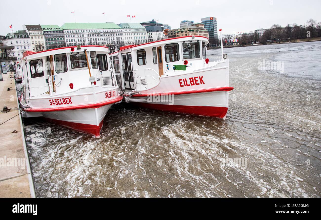 Hamburg, Deutschland. Februar 2021, 07th. Zwei Ausflugsdampfer sind auf der Binnenalster von Eis umgeben. Quelle: Daniel Bockwoldt/dpa/Alamy Live News Stockfoto