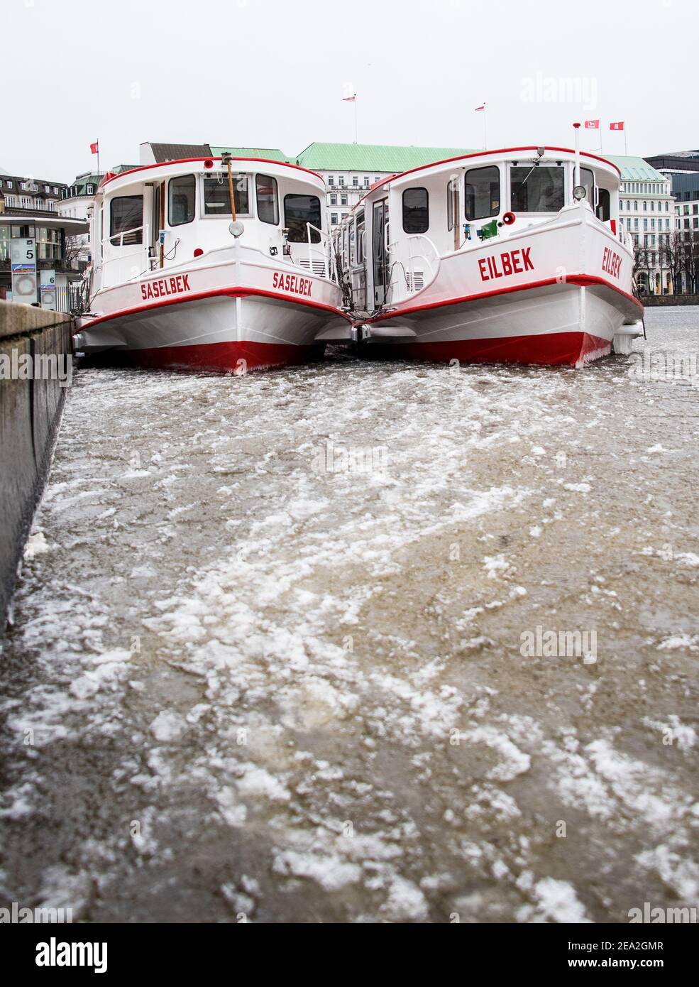 Hamburg, Deutschland. Februar 2021, 07th. Zwei Ausflugsdampfer sind auf der Binnenalster von Eis umgeben. Quelle: Daniel Bockwoldt/dpa/Alamy Live News Stockfoto