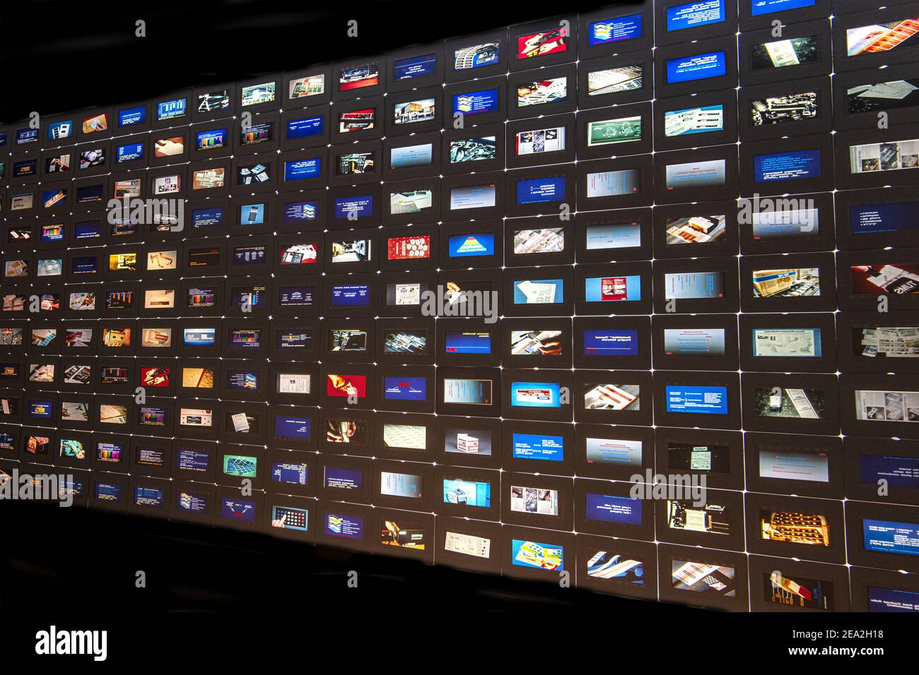 Alte 35mm Folien aus einer powerpoint-Präsentation aufgereiht auf einem Leuchtkasten zur Auswahl. Stockfoto