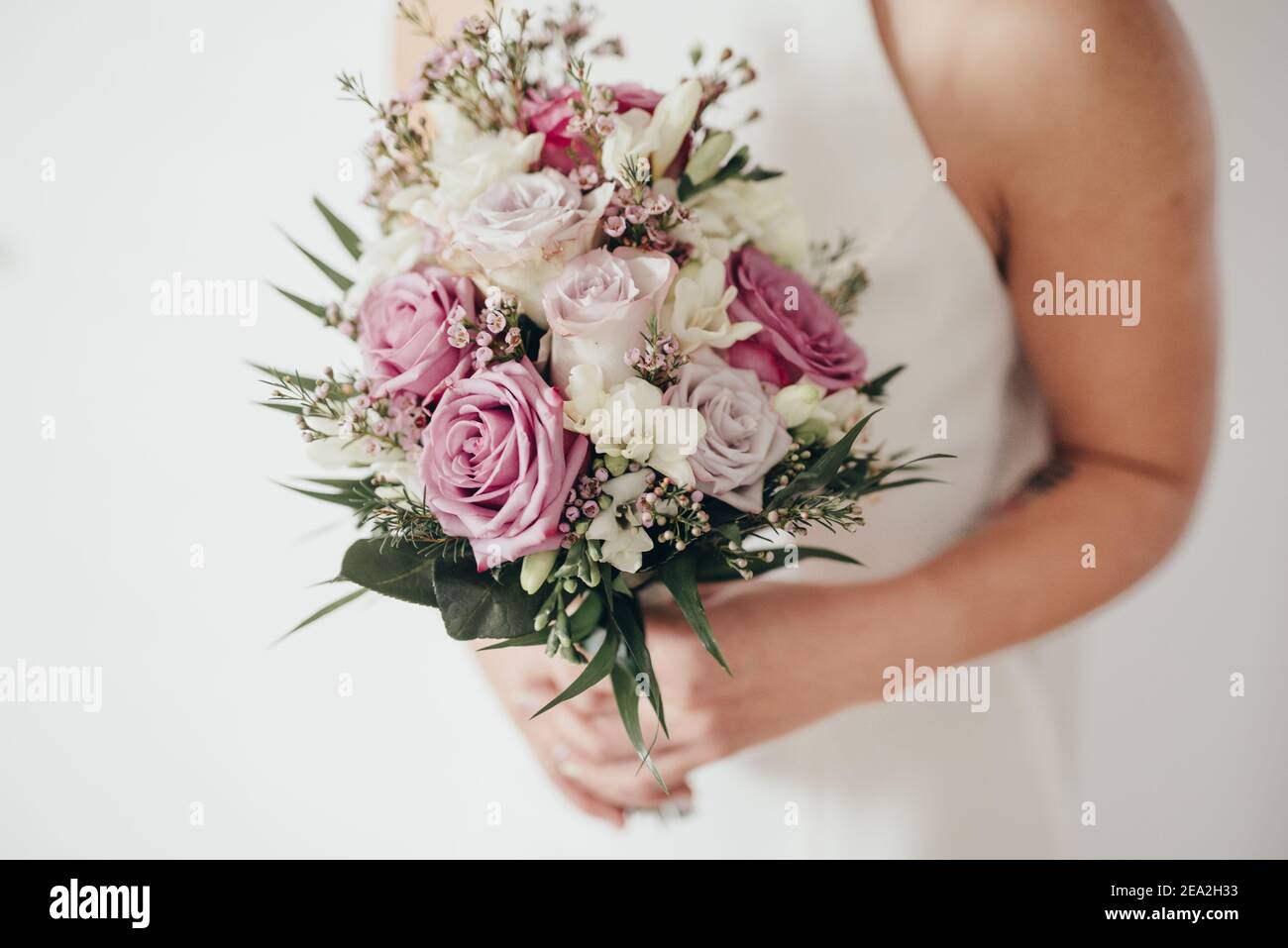 Braut im Hochzeitskleid mit Hochzeit Blumenstrauß Stockfoto