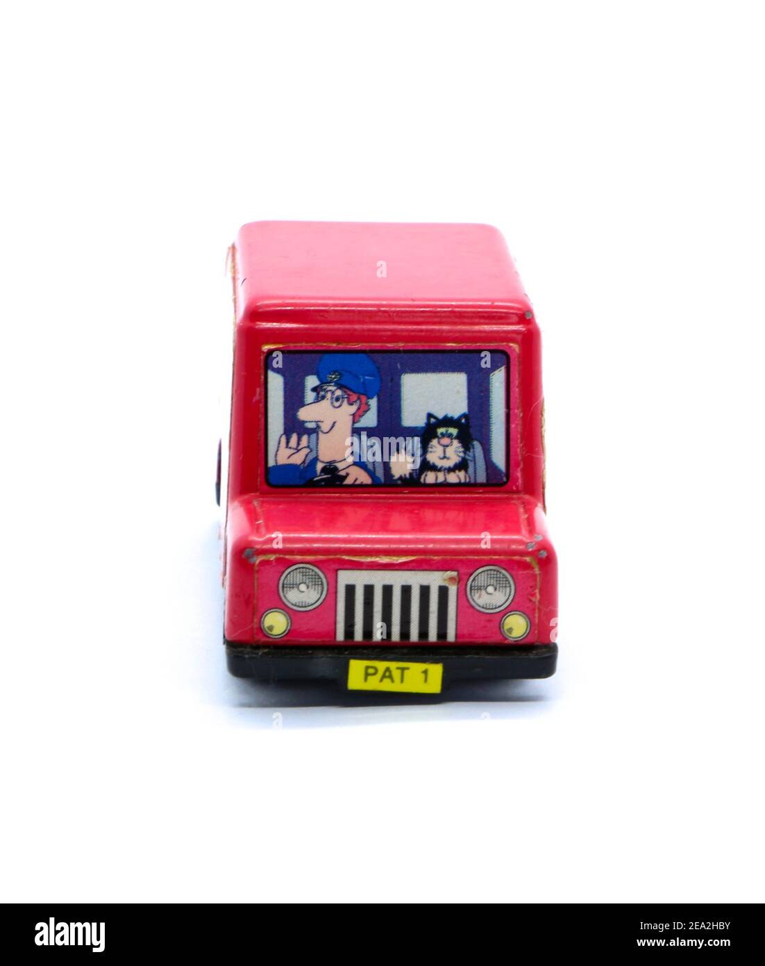 Foto von einem gespielten und getragenen Spielzeug Postmann Pat und seinem schwarzen und weißen Katze roten Royal Mail Post Office van Vorderansicht Stockfoto
