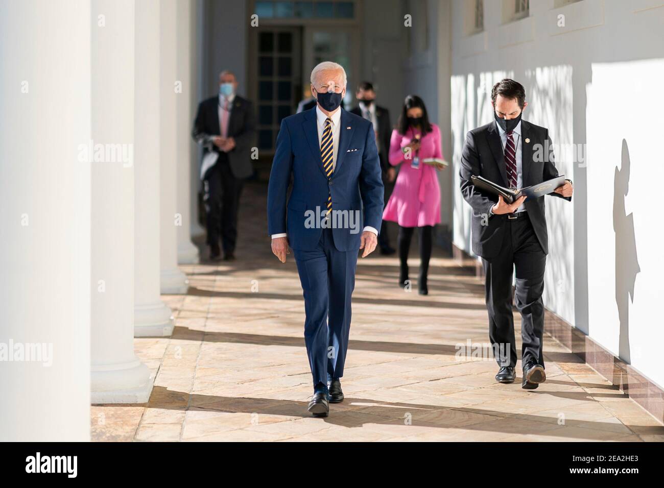 US-Präsident Joe Biden geht mit seinem persönlichen Berater Stephen Goepfert entlang der West Colonnade zu einem Briefing über die Wirtschaft im State Dining Room des Weißen Hauses 22. Januar 2021 in Washington, D.C. Stockfoto
