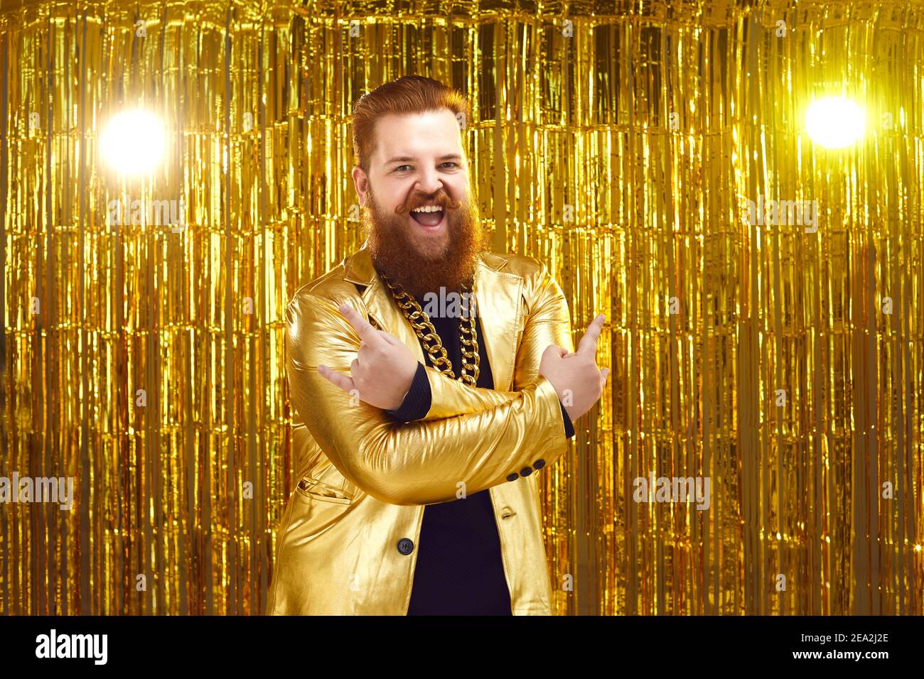 Witzig lächelnder rman im goldenen Hipster Kostüm mit cooler Geste Stockfoto