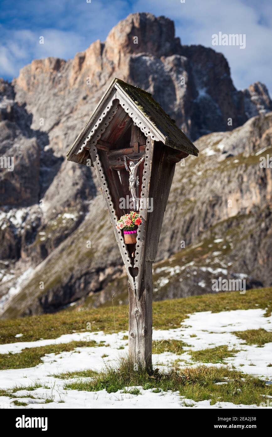 Holzkreuz in herbstlicher Landschaft in der Puez-Geisler Gruppe der Dolomiten auf der Alp Medalges in der Sonne, Südtirol, Italien Stockfoto