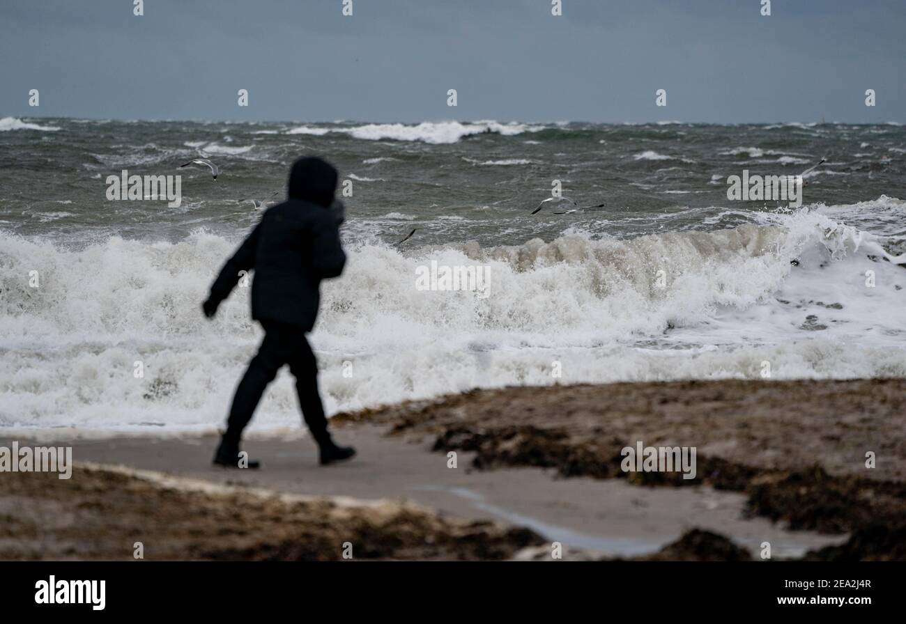 07. Februar 2021, Schleswig-Holstein, Eckernförde: Hohe Wellen werden durch stürmartige Böen in die Eckernförder Bucht getrieben. Foto: Axel Heimken/dpa Stockfoto