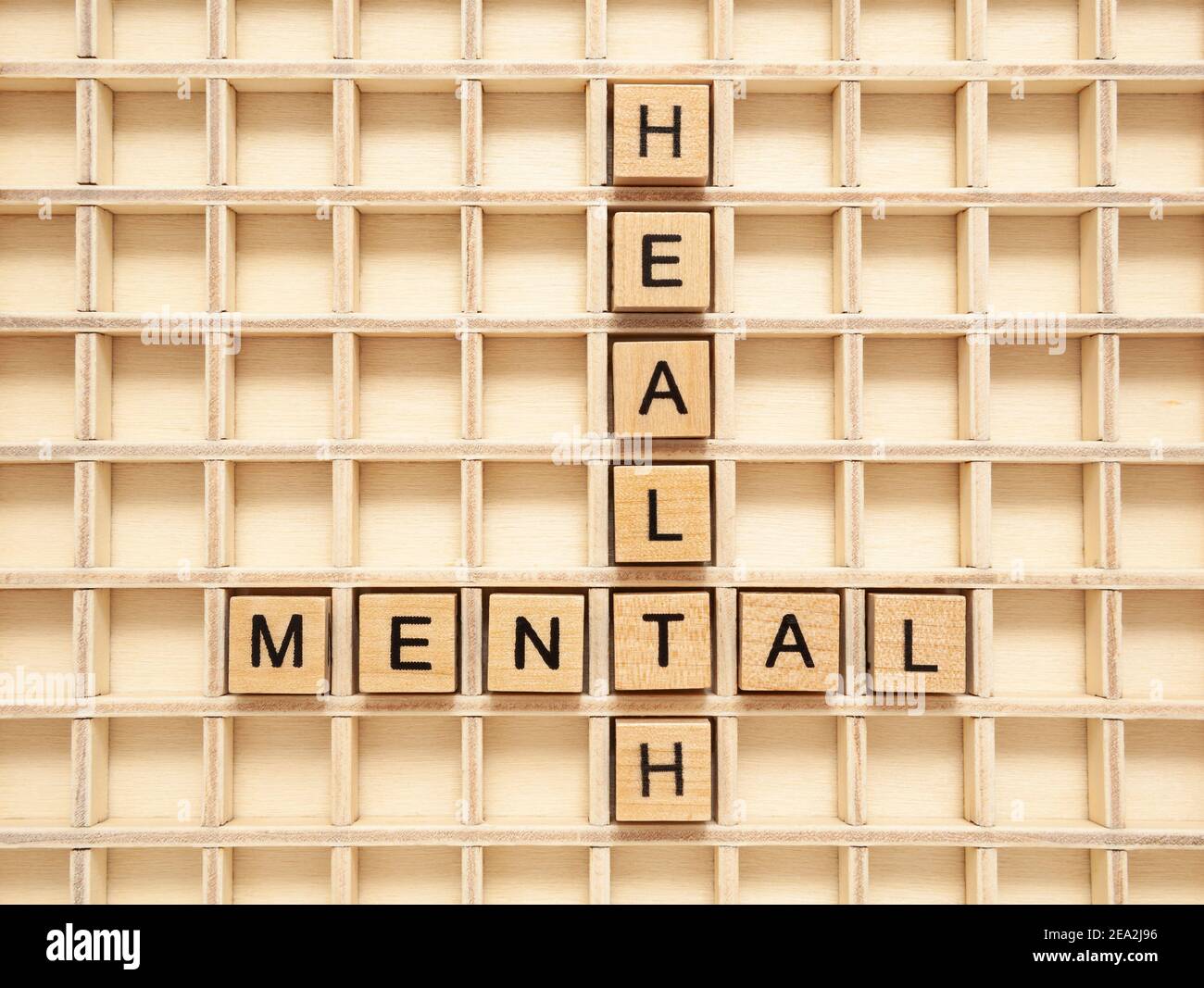 Kreuzworträtsel für psychische Gesundheit aus Holzblöcken. Konzept über psychische Erkrankungen, Depressionen oder das psychische Wohlbefinden des Kindes. Stockfoto