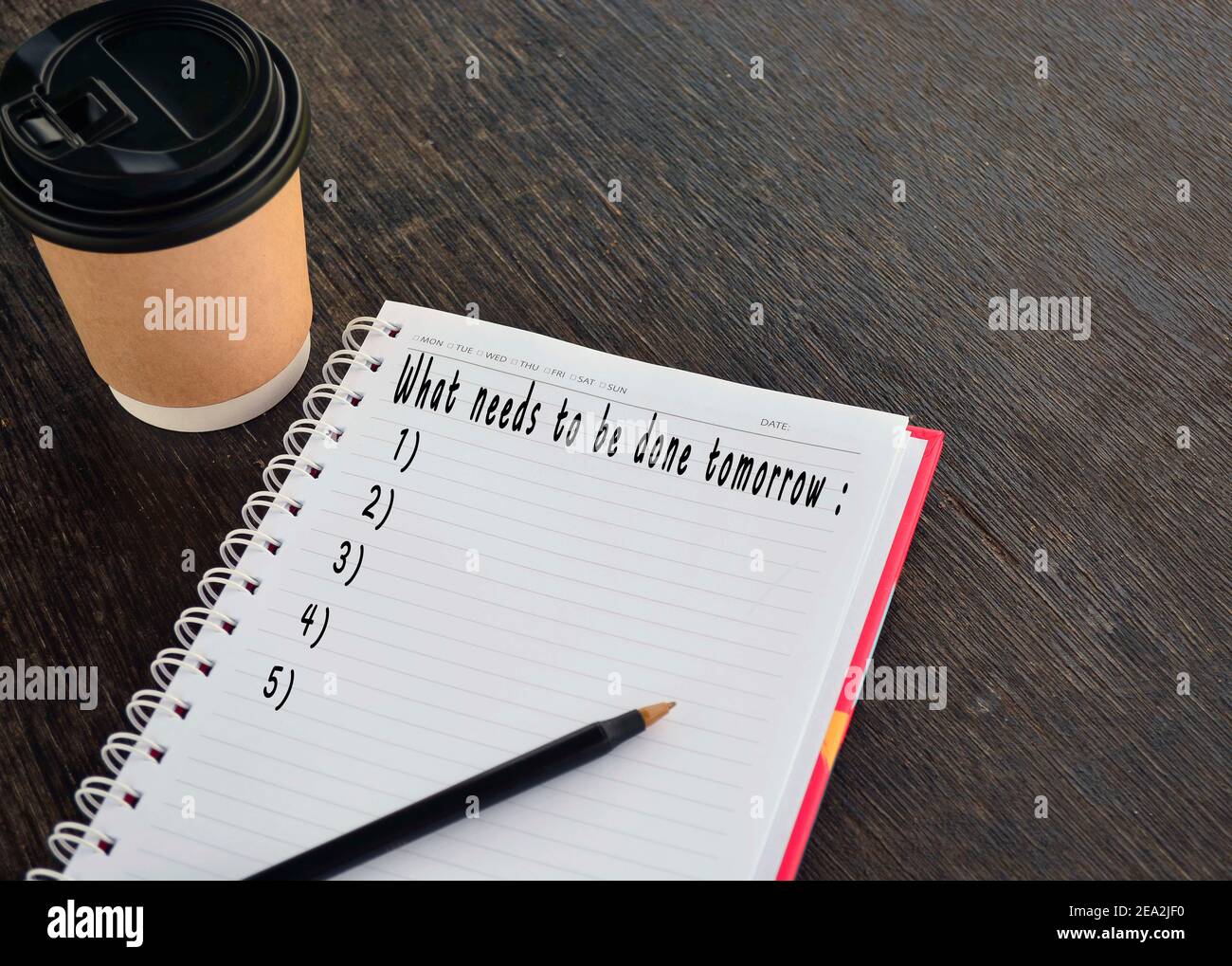 Text auf Notizblock mit Hintergrund einer Tasse Kaffee und einem Stift Stockfoto