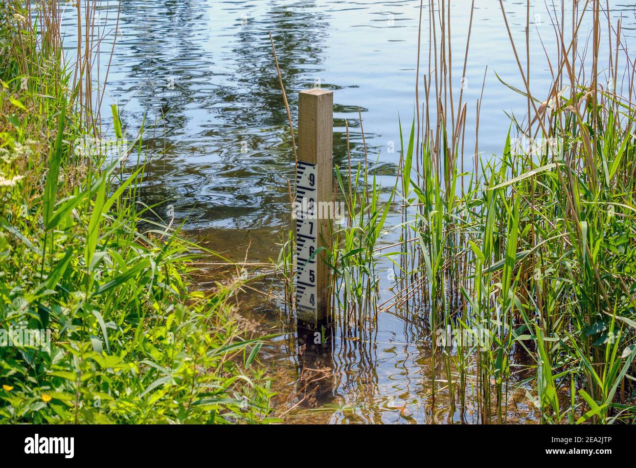 Wasserstand Tiefe Gauge Board zeigt das Wasser ist 3 Meter tief in Batchworth Lake, Rickmansworth Aquadrome, Hertfordshire, England, Großbritannien. Stockfoto