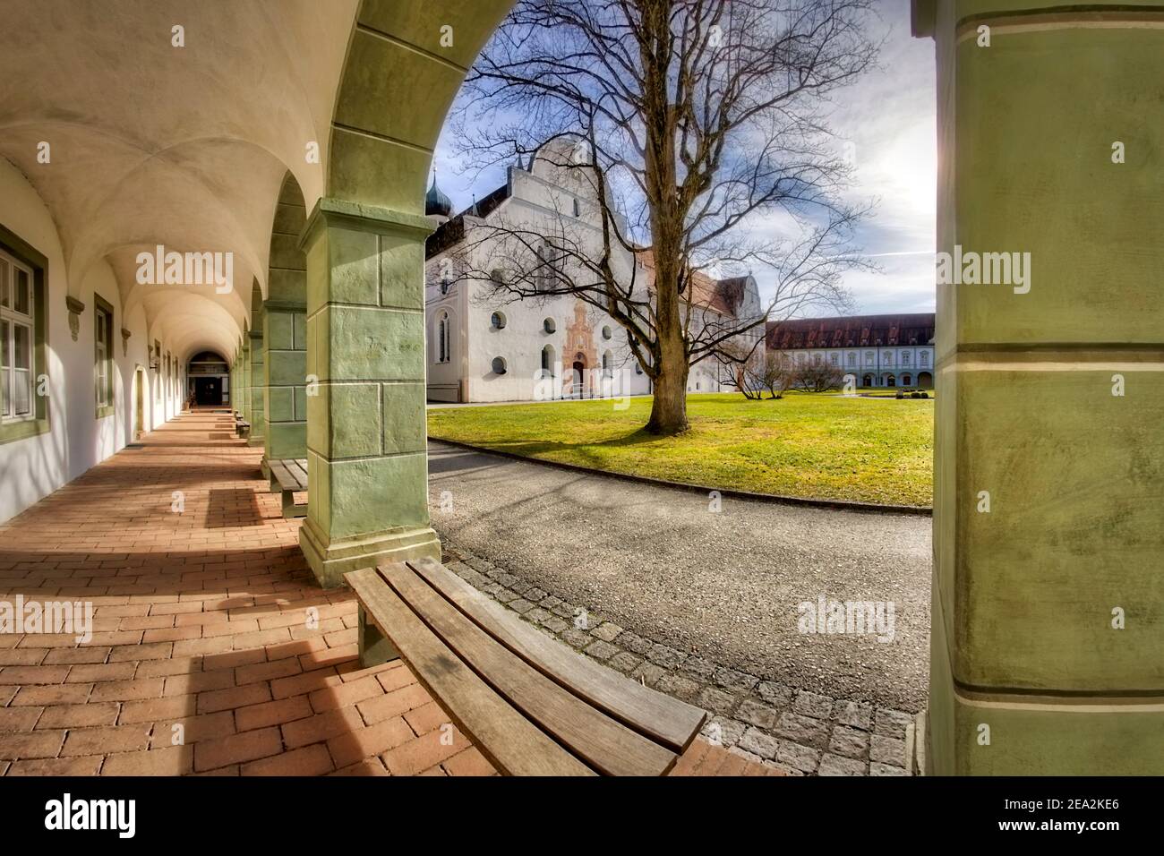 DE - BAVARIA: Der Innenhof des Benediktbeuern-Klosters mit Blick auf den Eingang des berühmten Klosters Stockfoto