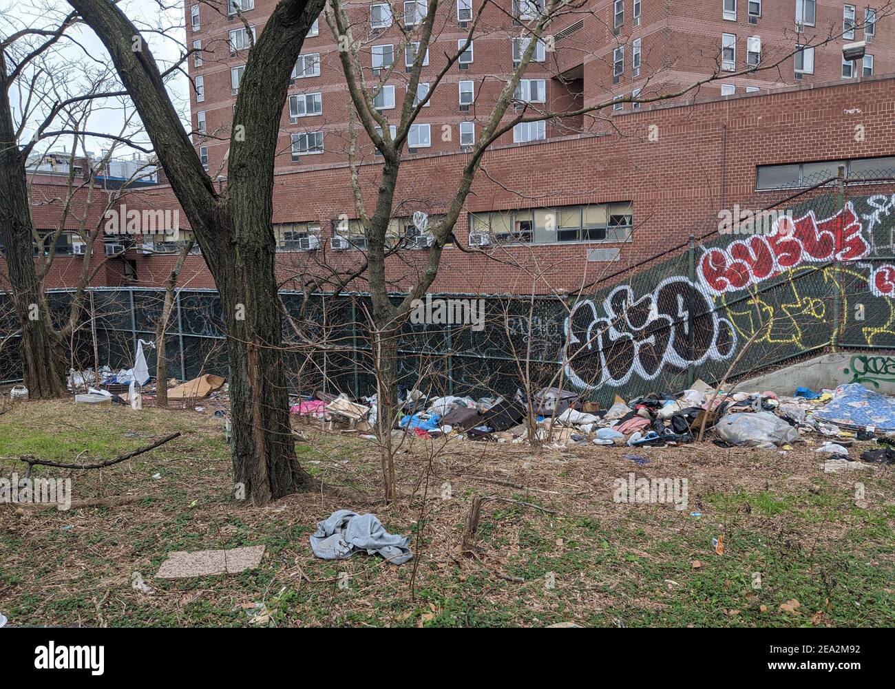 New York City, USA - Dezember 27 2020: Müll und Müll in der Nähe eines Wohnhauses in Lower East Side in Manhattan Stockfoto