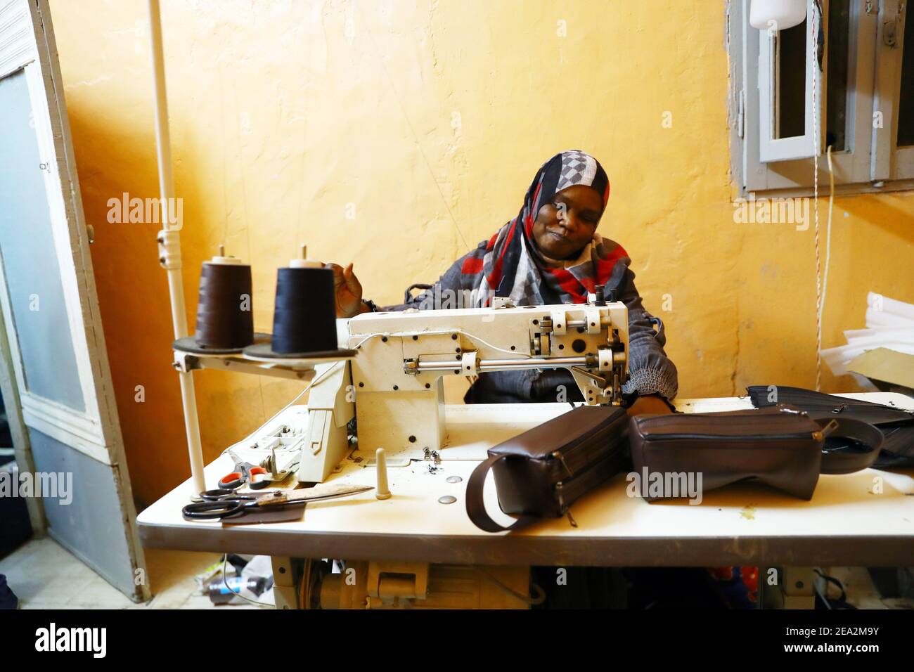 Gizeh, Ägypten. Februar 2021, 7th. Eine Frau arbeitet am Future Generation Center for Education (FGCE) in Giza, Ägypten, 21. Januar 2021. UM MIT "Feature: Bildungszentrum lehrt Flüchtlinge in Ägypten Wissen, Kunsthandwerk, um die Lebensbedingungen zu verbessern" Quelle: Ahmed Gomaa/Xinhua/Alamy Live News Stockfoto