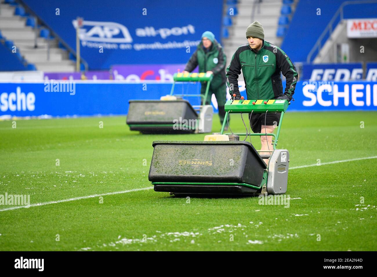 Abbildung Bild zeigt einen Greenkeeper bei der Arbeit vor dem Start eines Fußballmatches zwischen KRC Genk und Sporting Anderlecht, Sonntag, 07. Februar 2021 Stockfoto