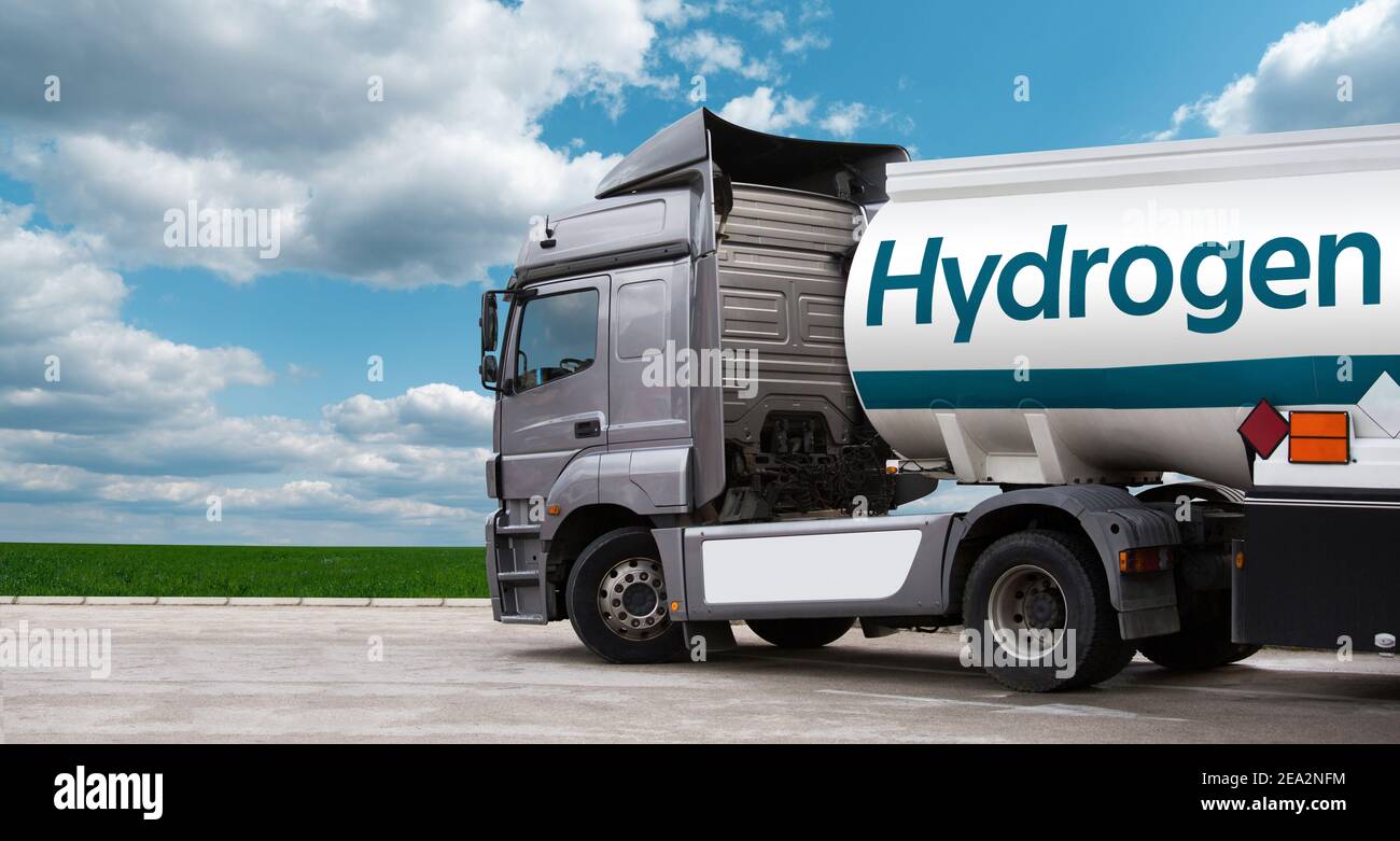 LKW auf Wasserstoff-Kraftstoff mit H2-Tankanhänger auf einem Hintergrund von grünem Feld und blauen Himmel Stockfoto
