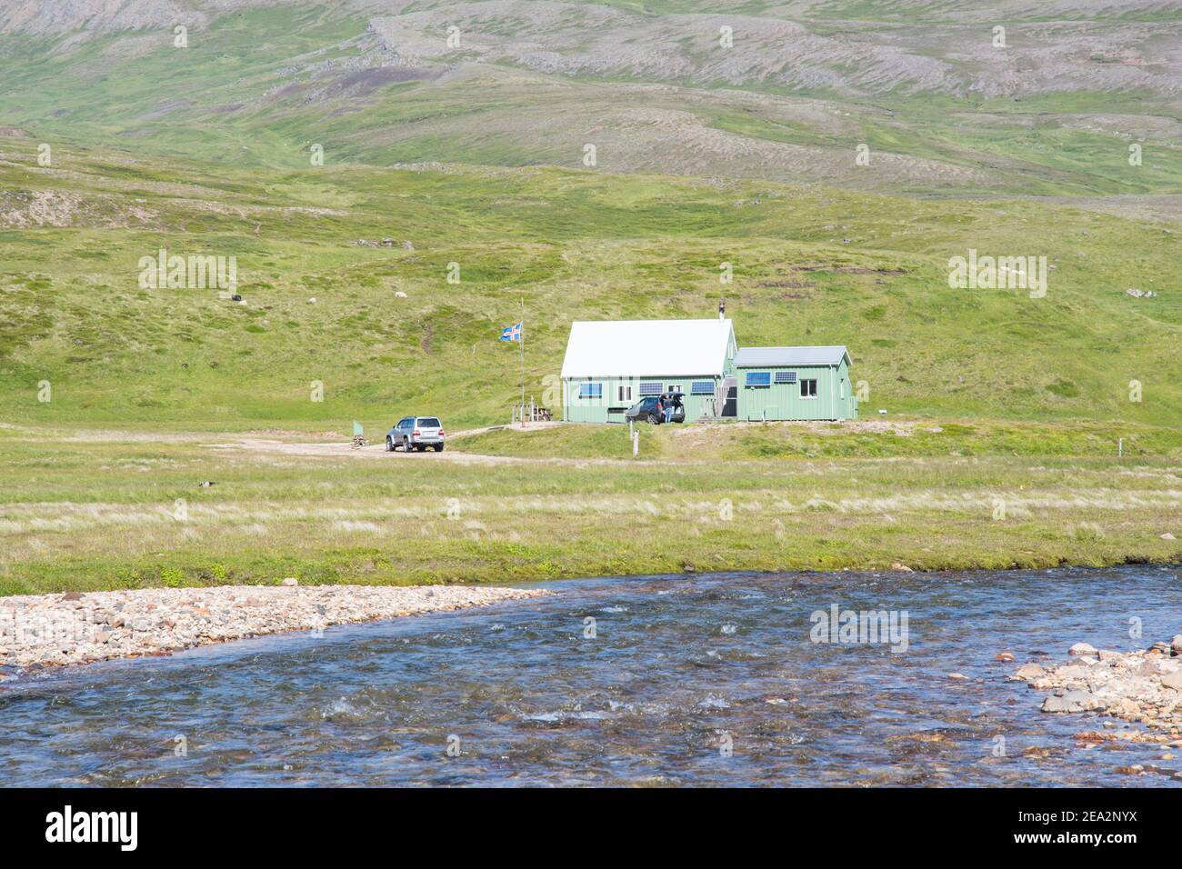 Borgarfjordur Eystri, Island - August 7. 2020: Die Wanderhütte von Breidavik Stockfoto
