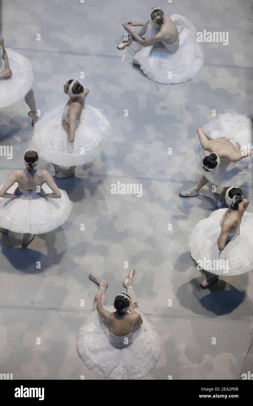 Luftaufnahme von Ballerinas auf einer Bühne vor einer Vorstellung Im Ballett Schwanensee Stockfoto