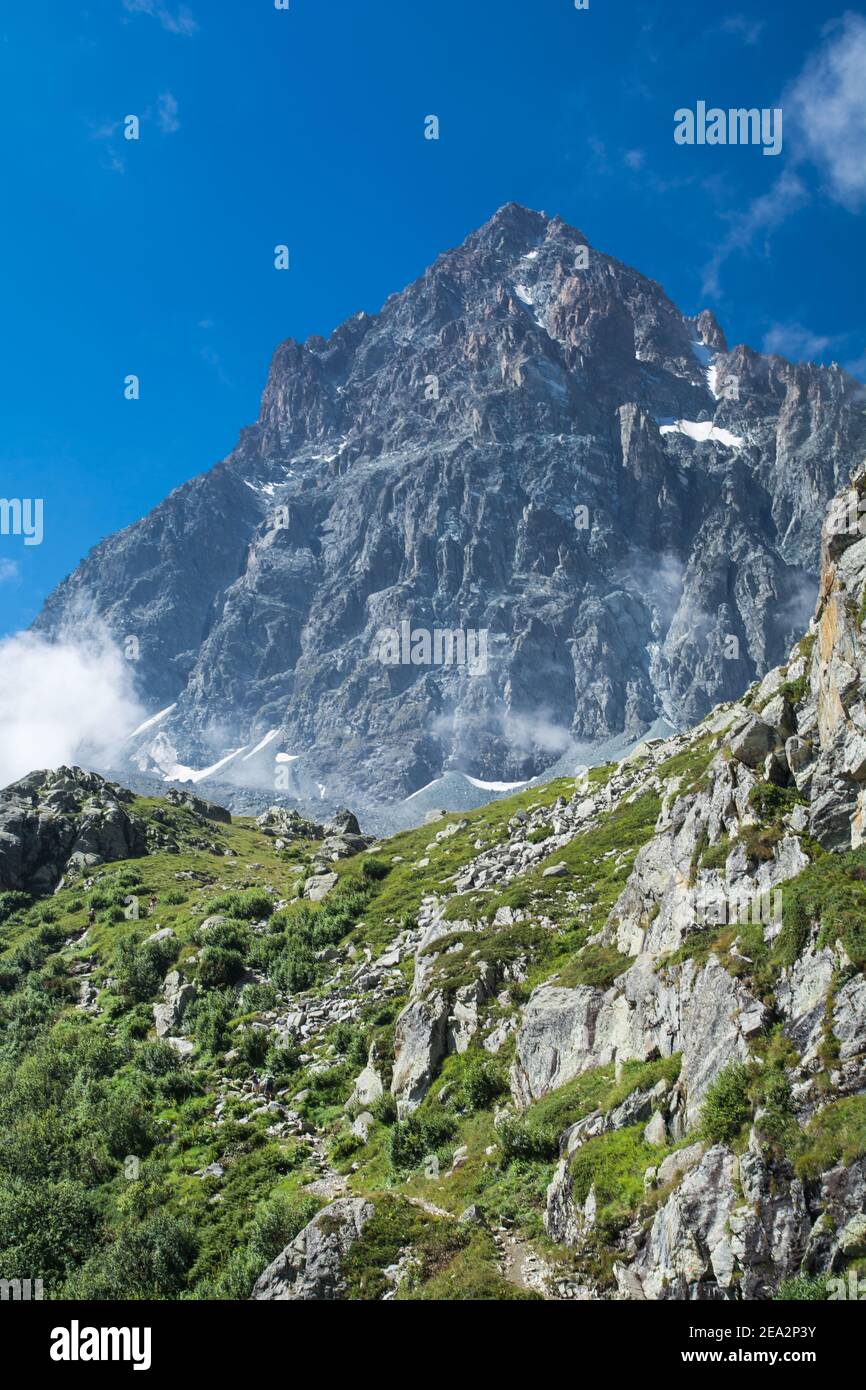 Der Monviso (3841 m ü.d.M.) ist der höchste Berg der Cottischen Alpen. Es dominiert die gesamte Po-Tal und aus seinen Felsen stammt die längste italienische Stockfoto