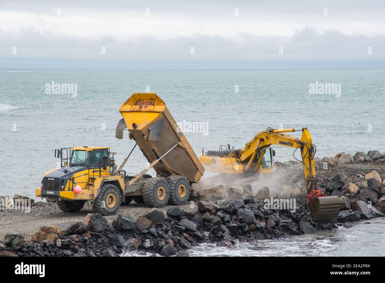 Hofn i Hornafirdi Island - Juli 15. 2020: Unternehmer Maschinen arbeiten an einer neuen Seeschutzbarriere Stockfoto