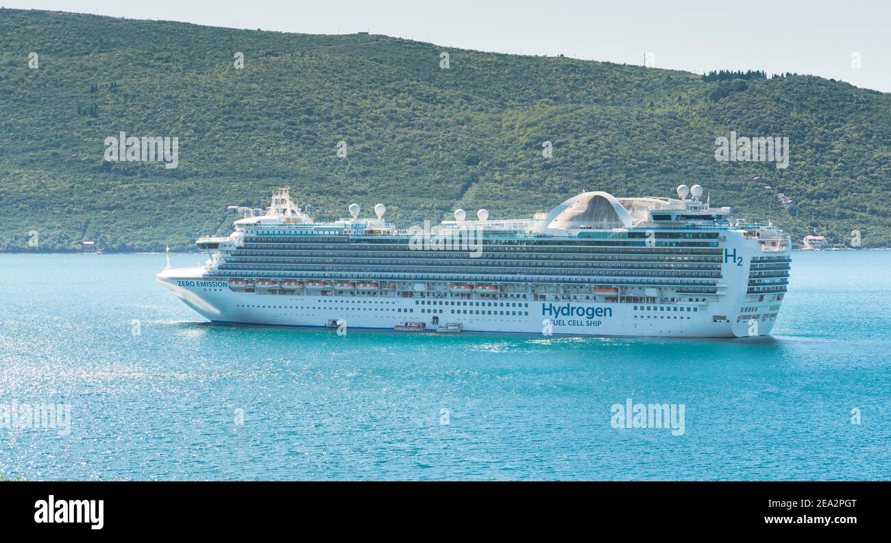Ein Kreuzfahrtschiff mit Wasserstoff-Brennstoffzelle. Konzept Stockfoto