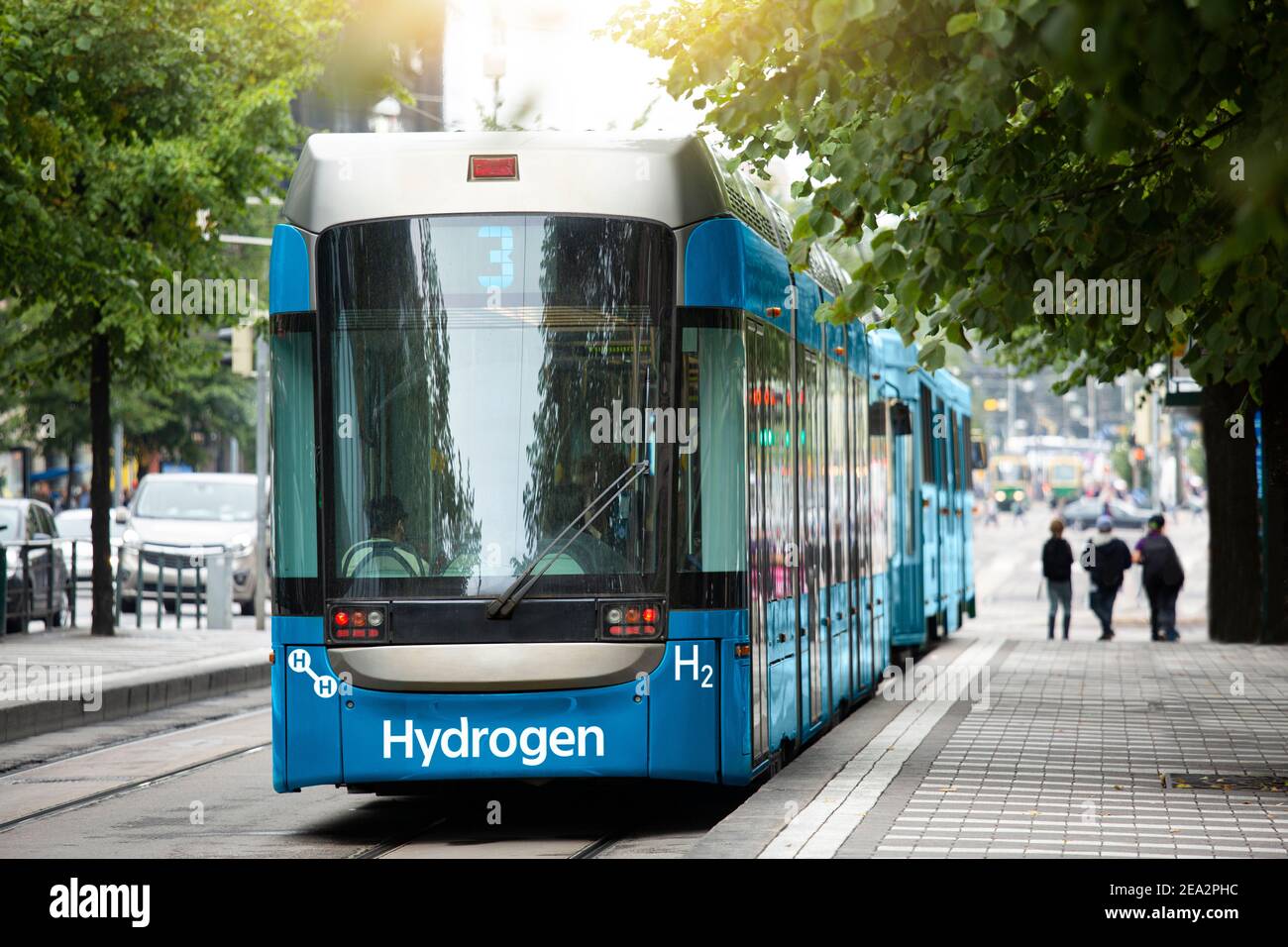 Eine Wasserstoff-Brennstoffzellen-Straßenbahn auf einer Stadtstraße Stockfoto