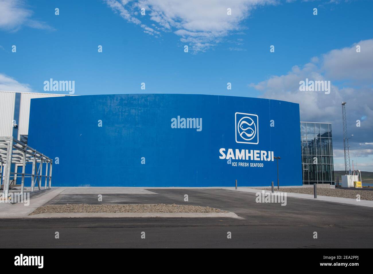 Dalvik Island - Juni 20. 2020: Fassade der Samherji Fischfabrik Stockfoto