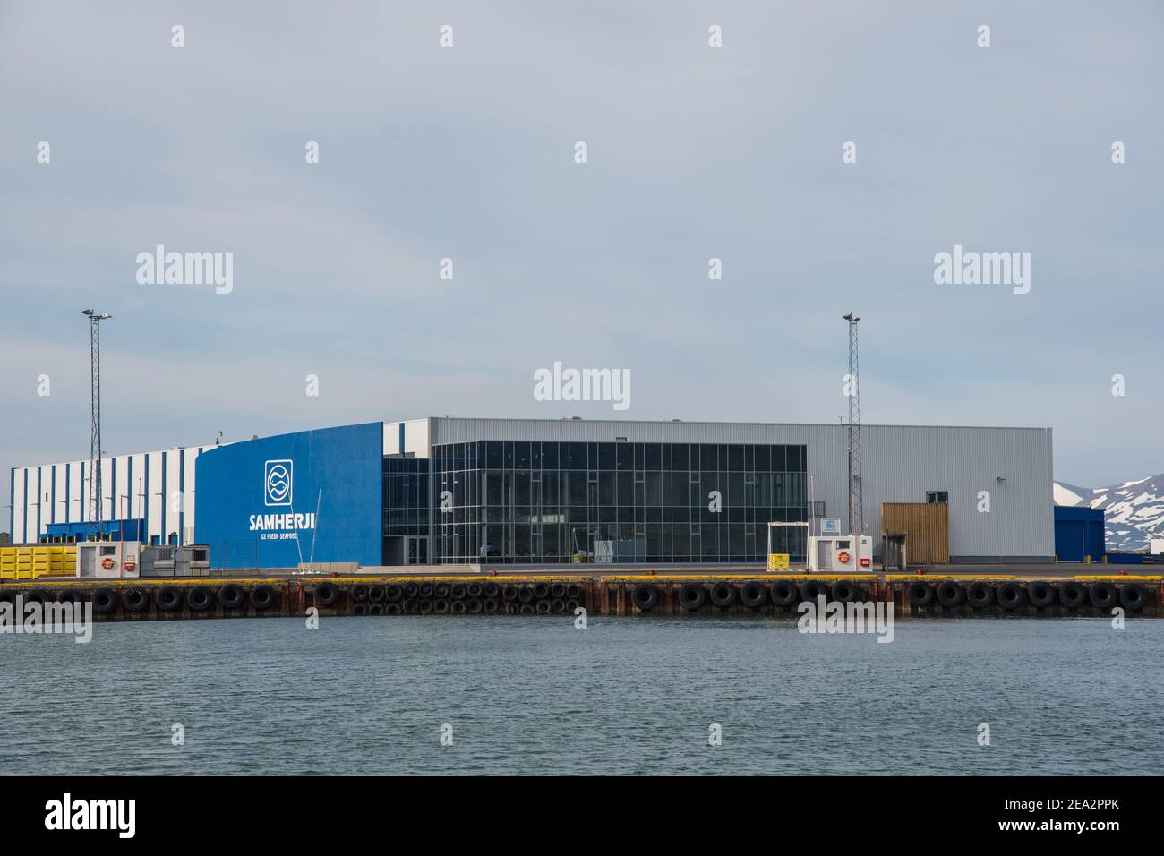 Dalvik Island - Juni 20. 2020: Samherji Fischfabrik in der Nähe des Hafens Stockfoto