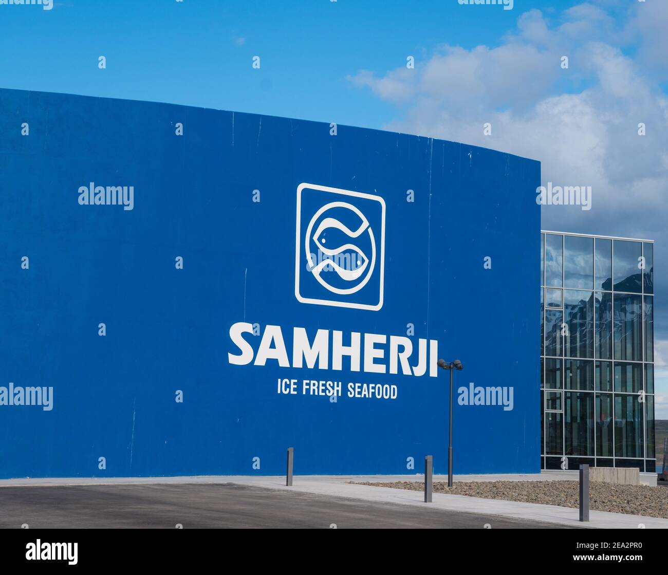 Dalvik Island - Juni 20. 2020:Fassade der Samherji Fischfabrik Stockfoto