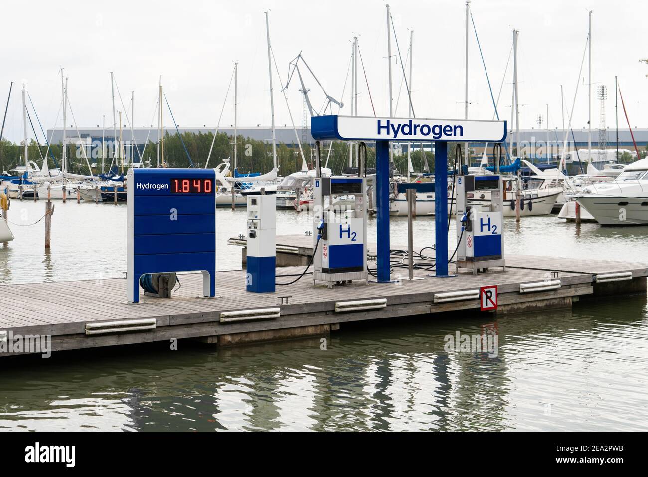 Wasserstofftankstelle für Boote am Pier Stockfoto