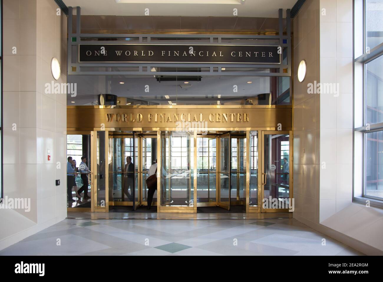 Ein Weltfinanzzentrum in New York City USA.Eingangshalle zum Gebäude des Weltfinanzzentrums. NEW YORK CITY - USA: OKTOBER 15 2013 Stockfoto