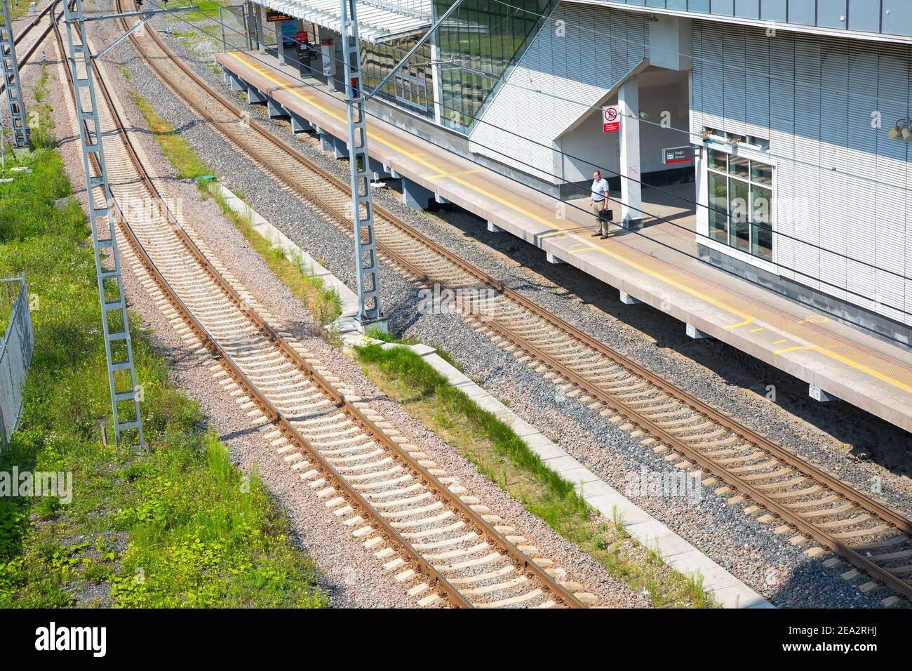 MCC (Krimstation) ist in Moskau. Kotlowka Bezirk ist in Moskau. Bahngleise an einem sonnigen Tag und eine Plattform mit einem Mann. Draufsicht. Russland Stockfoto