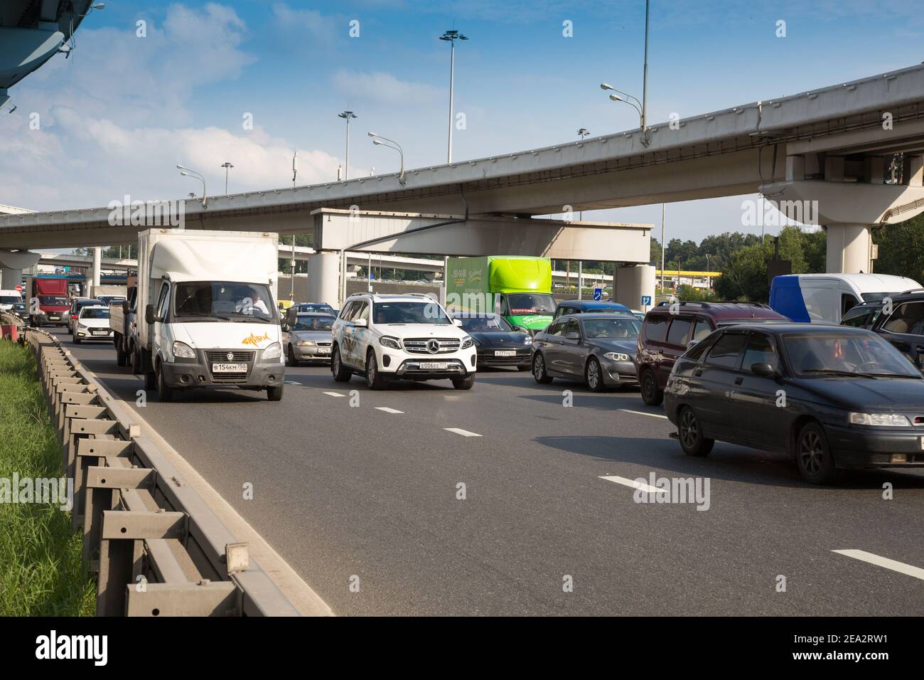 MOSKAU-RUSSLAND: .Mehrspurstraße mit Autos und Lastwagen. Überführung im Hintergrund. Noworischskoe Autobahn und Überführung des Moskauer Rings Stockfoto