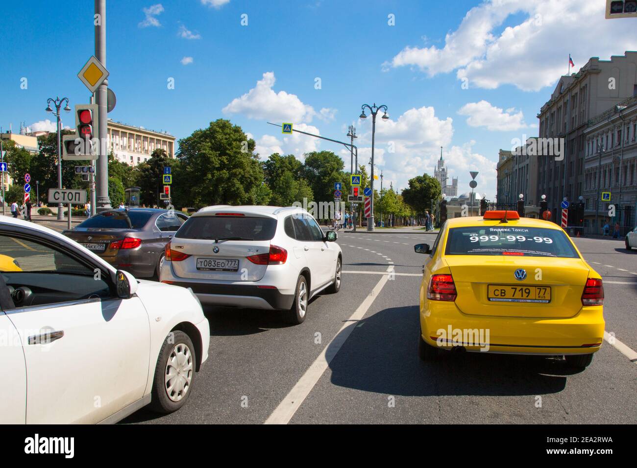 MOSKAU-RUSSLAND: Eine Gruppe von Autos steht an einer Ampel vor dem Staraya-Platz in der Nähe der Kitay-Gorod U-Bahn-Station. In der Vorgruppe Stockfoto