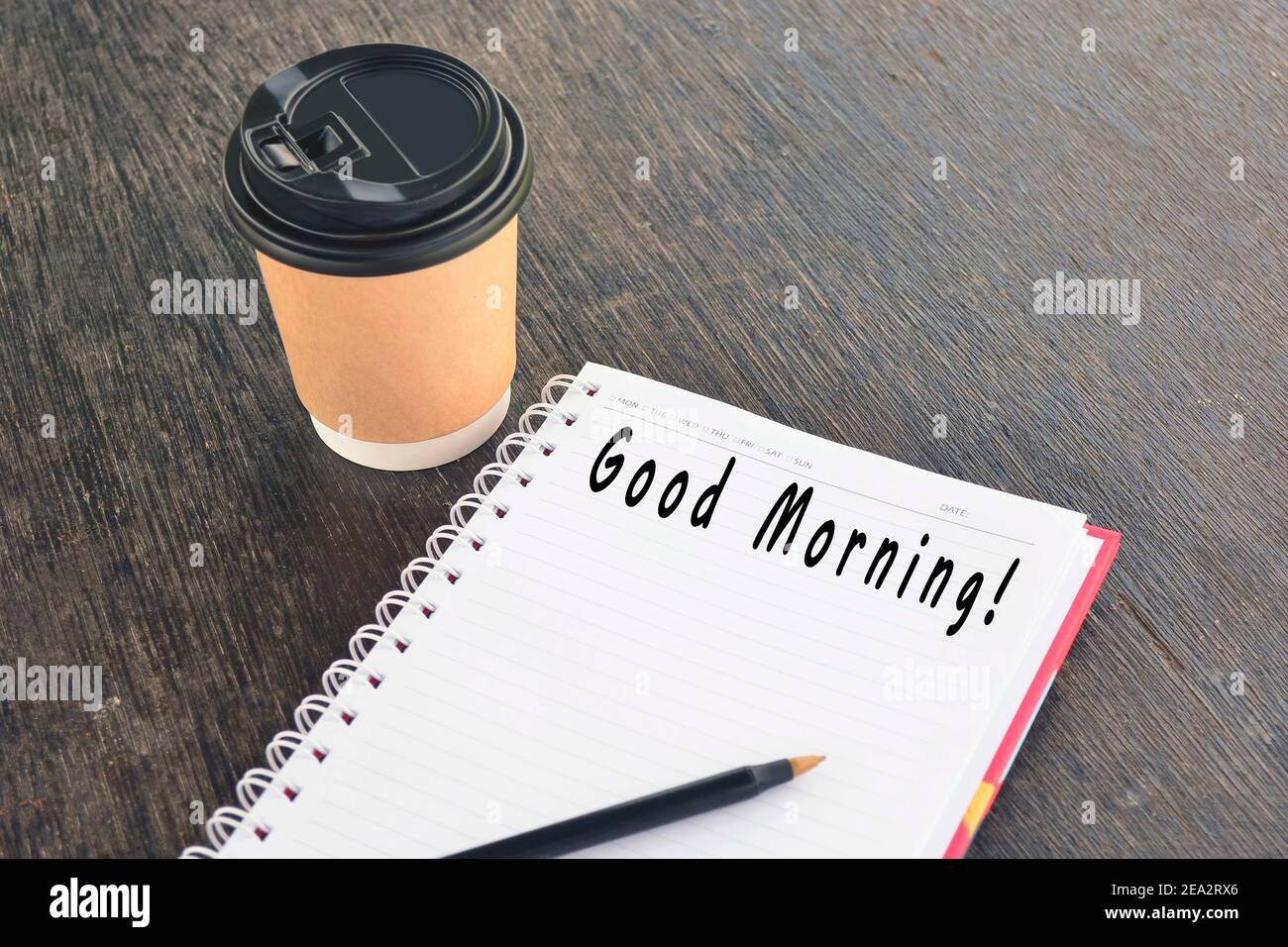 Text auf Notizblock mit Hintergrund einer Tasse Kaffee und einem Stift Stockfoto