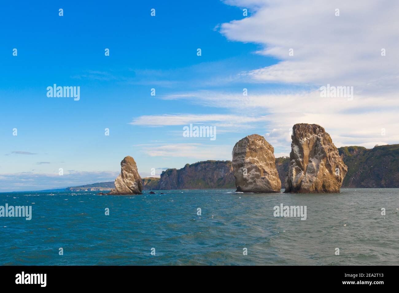 'Three Brothers' ist ein Satz von drei Felsen am Eingang zur Avacha Bay. Dieser malerische Stapel, oder kekur, gilt als Symbol der Petropawlowsk- Stockfoto