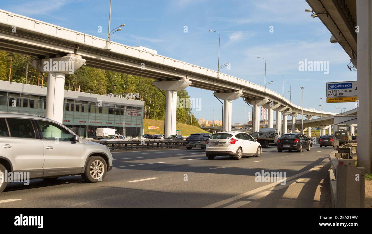 Nehmen Sie die Ausfahrt zur Moskauer Ringstraße von der New Riga Autobahn in Moskau. Autos auf der Straße stehen vor dem Hintergrund einer Überführung. Selektiver Fokus. Mosc Stockfoto