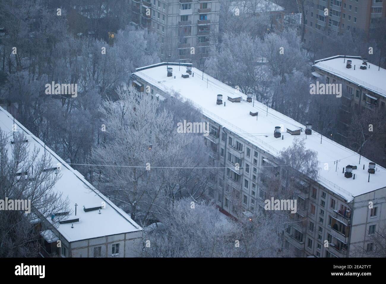 MOSKAU, RUSSLAND: Blick von oben auf fünfstöckige Gebäude im Winter. Blaue Tonung. Russisches Frostkonzept Stockfoto