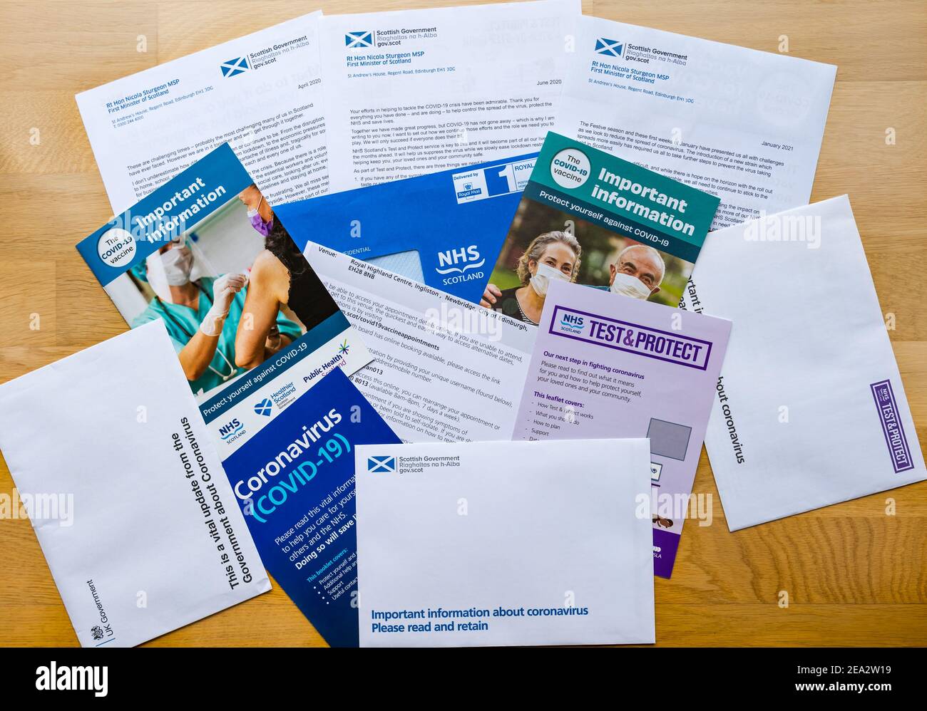 Beratungsbroschüren, Briefe und Schreiben zur Verabreichung von Impfstoffen während der Covid-19-Coronavirus-Pandemie, Schottland, Großbritannien Stockfoto