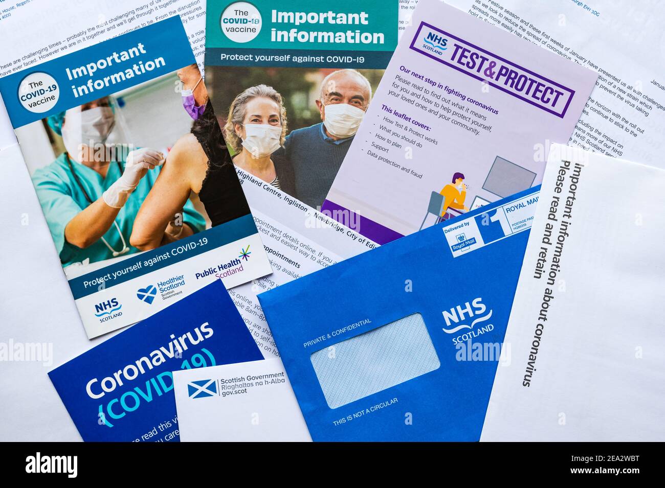 Beratungsbroschüren, Briefe und Schreiben zur Verabreichung von Impfstoffen während der Covid-19-Coronavirus-Pandemie, Schottland, Großbritannien Stockfoto