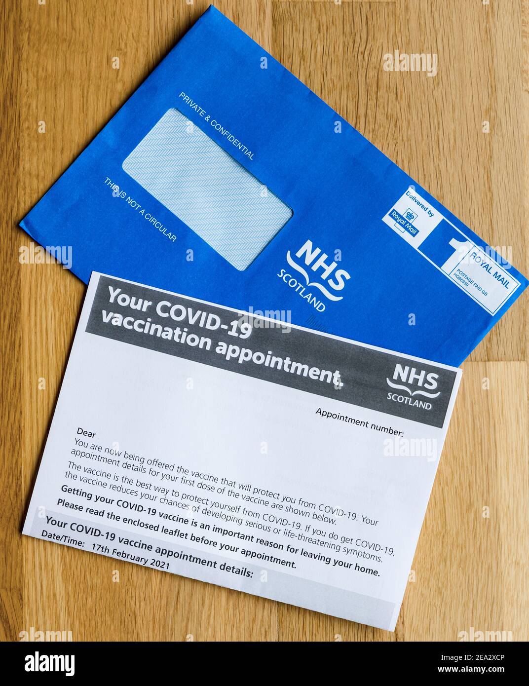 Blauer Umschlag von NHS Schottland und Brief zur Verabreichung von Impfstoffen während der Coronavirus-Pandemie Covid-19, Großbritannien Stockfoto