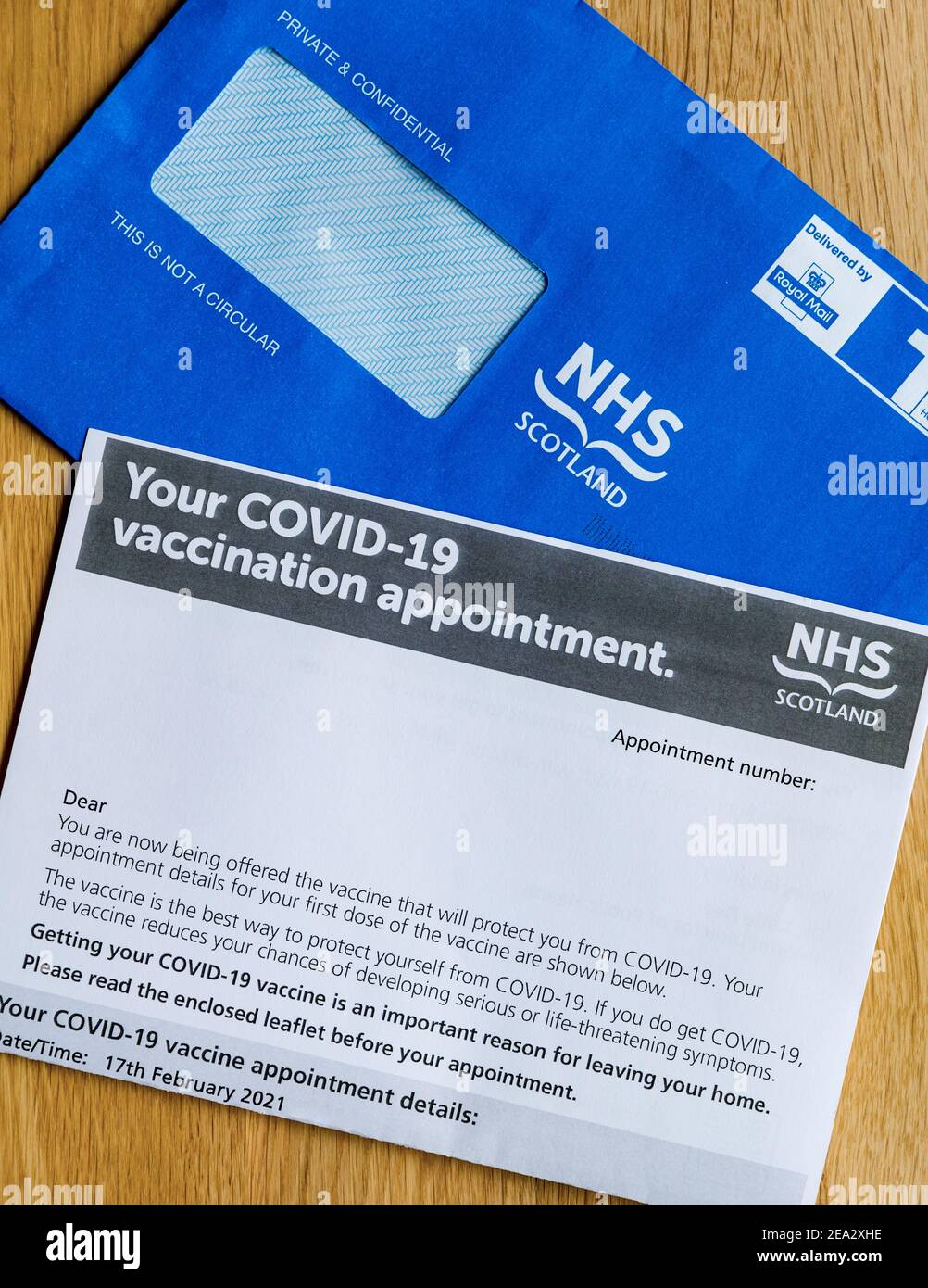 Blauer Umschlag von NHS Schottland und Brief zur Verabreichung von Impfstoffen während der Coronavirus-Pandemie Covid-19, Großbritannien Stockfoto