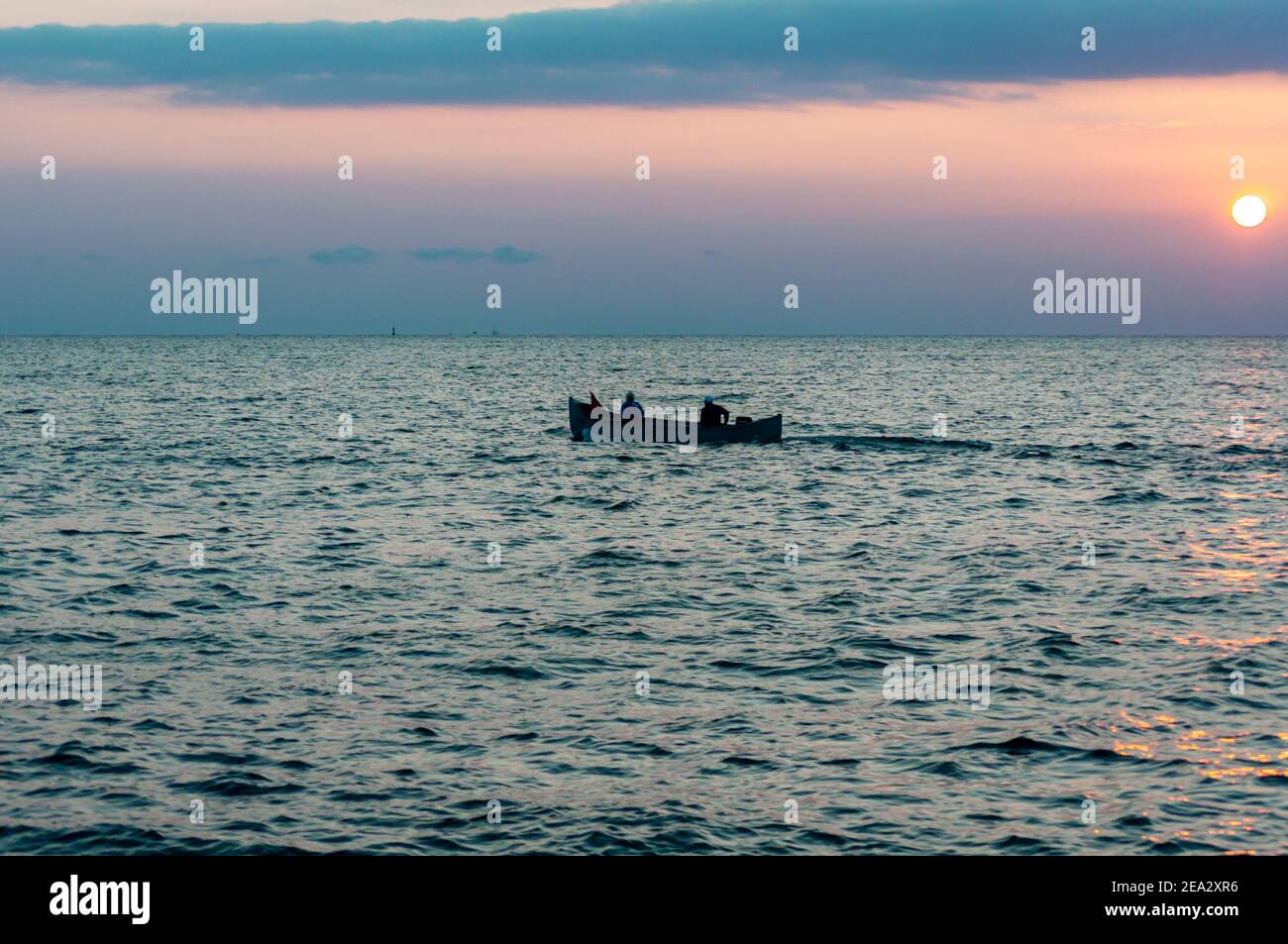 Ein Fischerboot auf dem Schwarzen Meer am Sonnentner Stockfoto