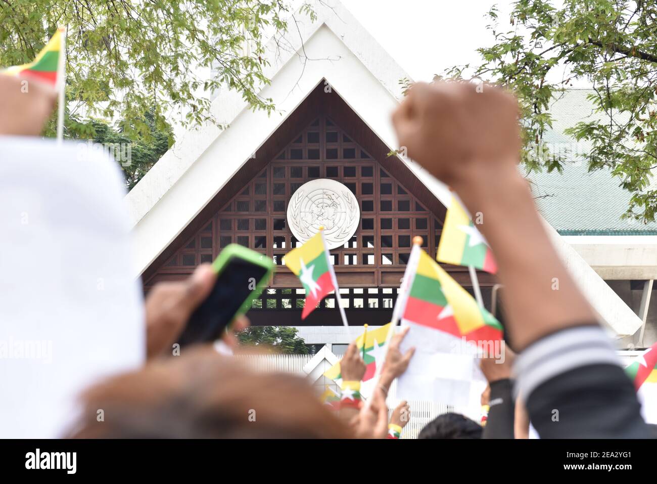 Bangkok, Thailand. Februar 2021, 07th. 7. Februar 2021: In Thailand lebende Demonstranten aus Myanmar versammeln sich vor den Vereinten Nationen in Bangkok, um sich gegen den Putsch in Myanmar zu wehren. (Foto von Teera Noisakran/Pacific Press) Quelle: Pacific Press Media Production Corp./Alamy Live News Stockfoto