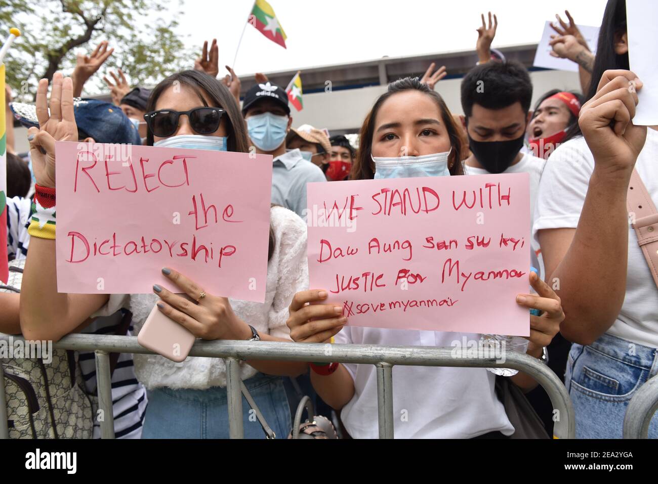 Bangkok, Thailand. Februar 2021, 07th. 7. Februar 2021: Die Demonstranten in Myanmar zeigen ein Bild von Aung San Suu Kyi, der Führerin der Nationalen Liga für Demokratie (NLD), und äußerten ihre Enttäuschung über das Bild von General Min Aung Hlaing, der militärischen Führerin der Militärputschpartei vor dem UN-Gebäude in Bangkok. (Foto von Teera Noisakran/Pacific Press) Quelle: Pacific Press Media Production Corp./Alamy Live News Stockfoto