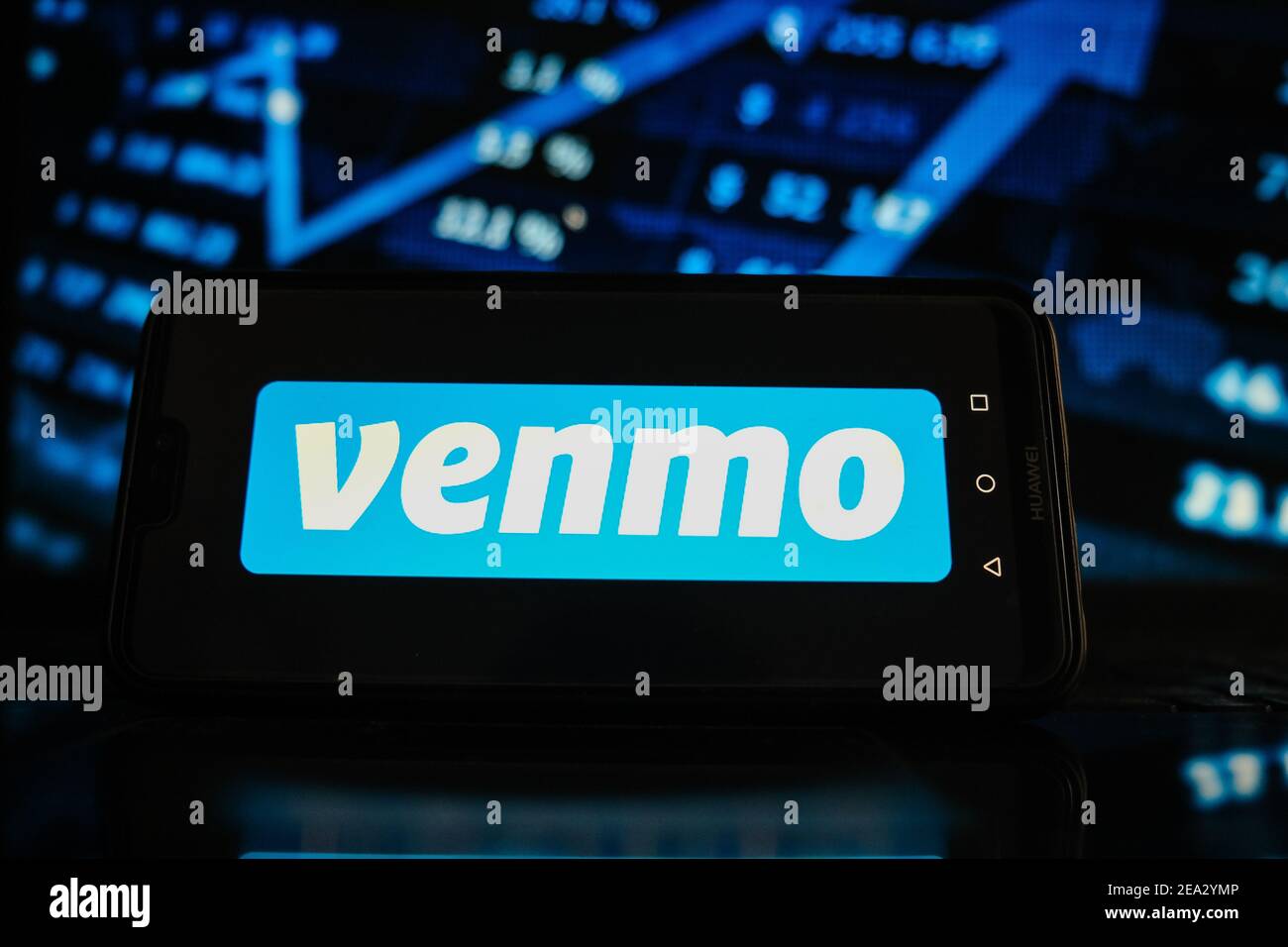 Polen. Februar 2021, 05th. In dieser Abbildung ist ein Venmo-Logo auf einem Smartphone-Bildschirm mit Börsengrafik auf dem Hintergrund zu sehen. Kredit: SOPA Images Limited/Alamy Live Nachrichten Stockfoto