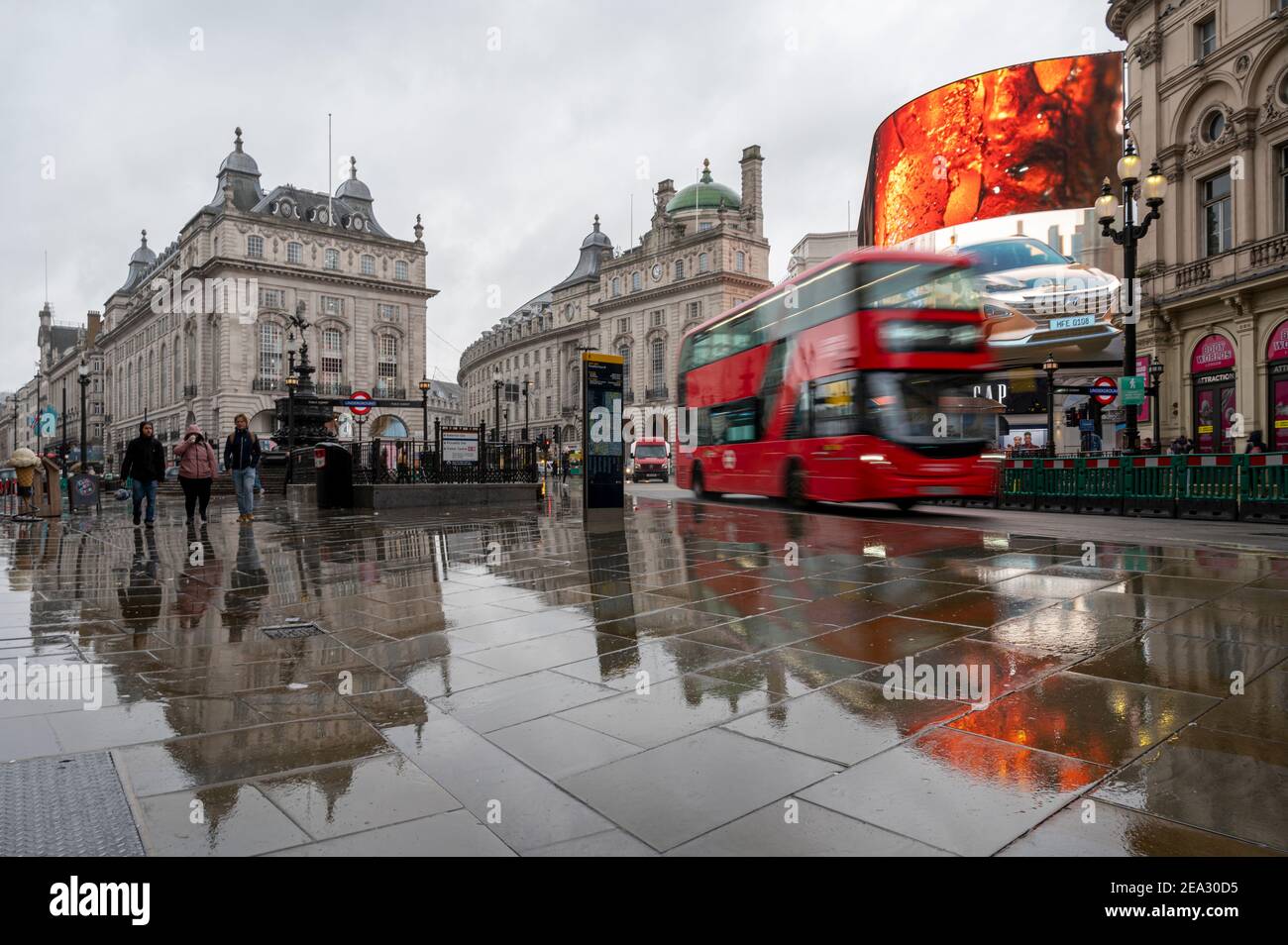 Piccadilly Circus und ein Red London Bus, London Stockfoto