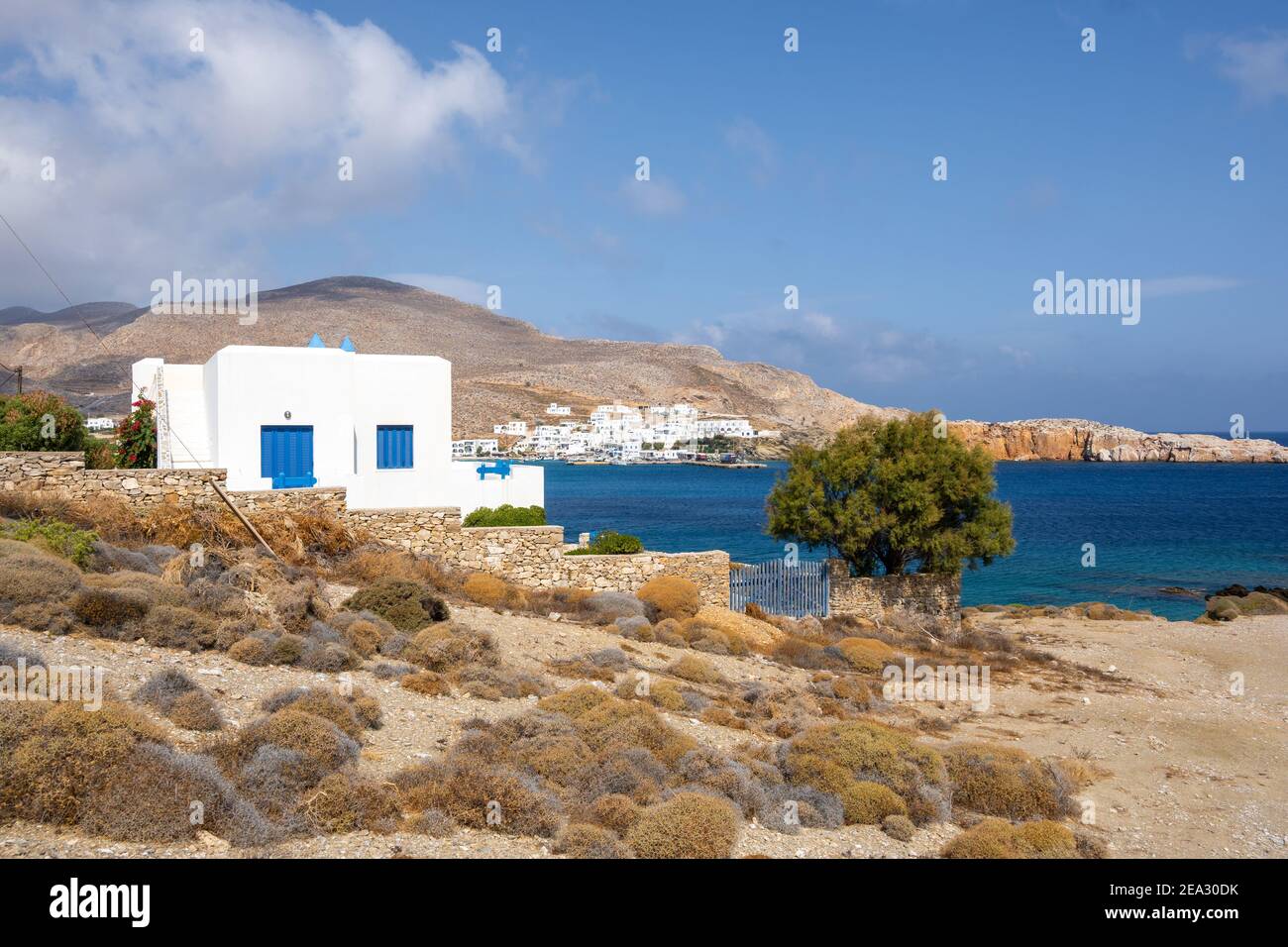 Typische kykladische Architektur, weiß getünchte Sommervilla mit Blick auf das Meer. Folegandros Insel, Griechenland Stockfoto