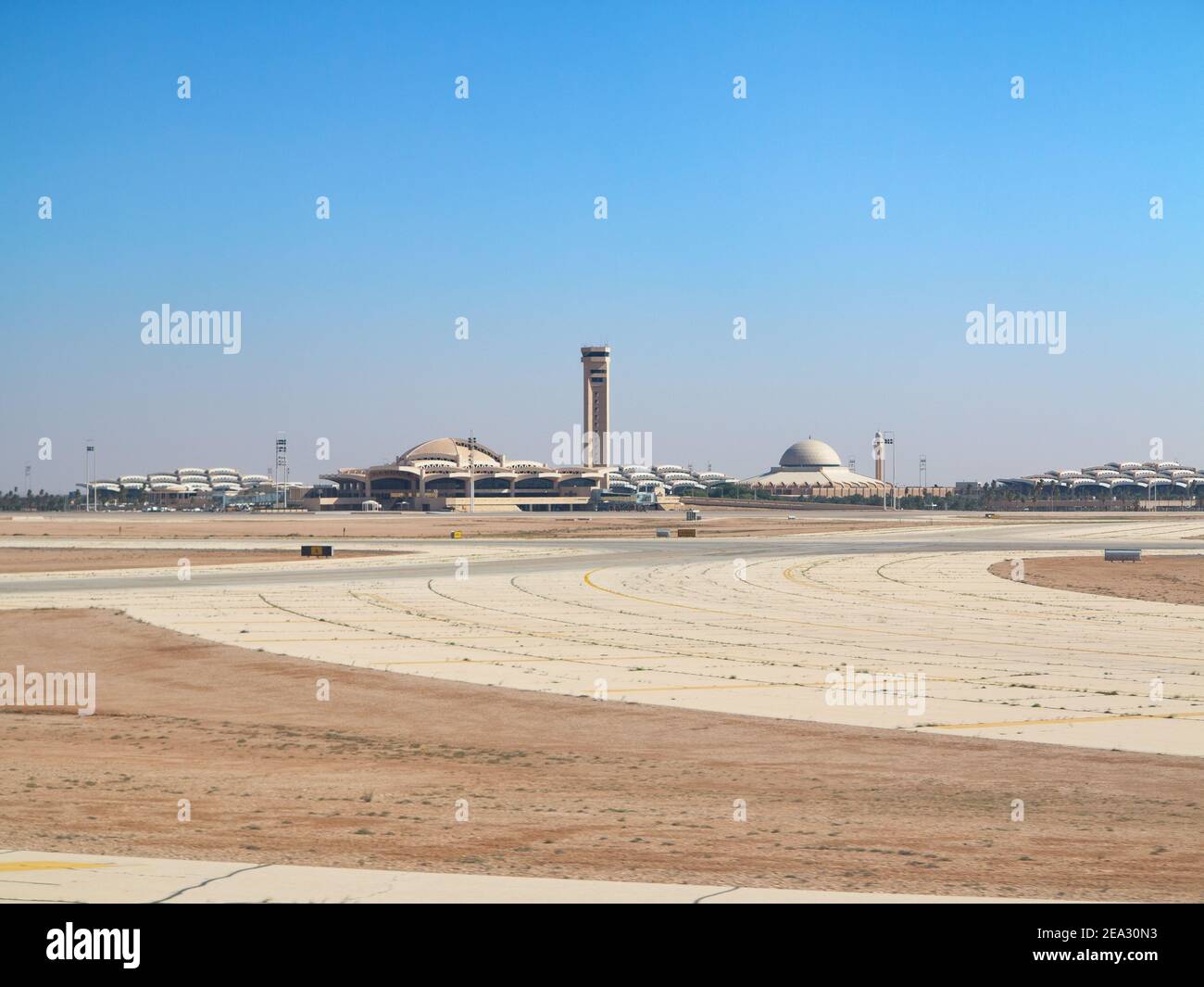 Riad - 01. März: Flugzeuge Vorbereitung nehmen ab Flughafen Riyadh King Khalid am 1. März 2016 in Riyadh, Saudi Arabien. Riad-Flughafen ist Heimathafen Stockfoto