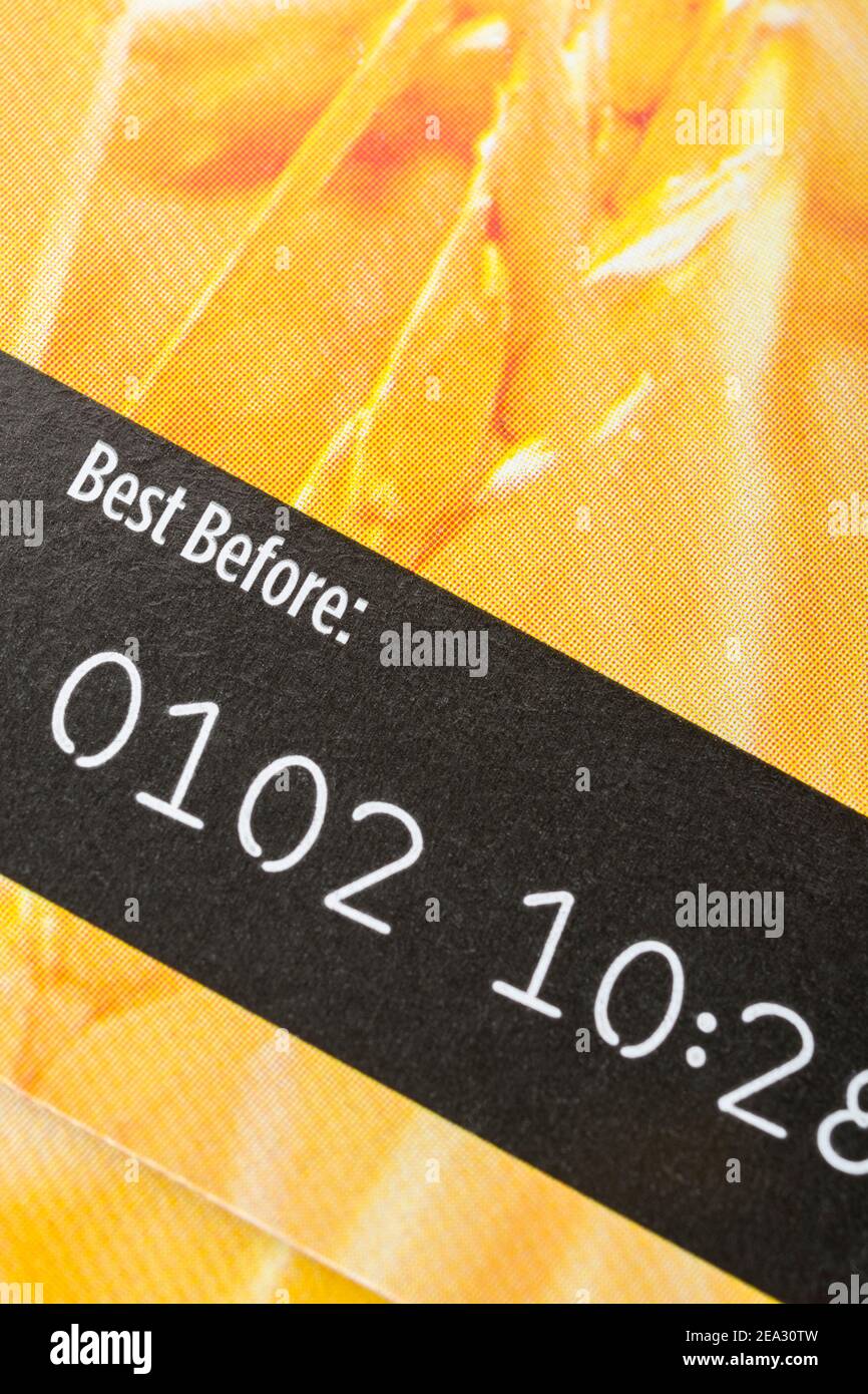 Nahaufnahme des Essens Best Before Date / BBD auf Karton mit ASDA Weizenbisks Frühstückszerealien. Für Lebensmittelverschwendung & Wegwerfen von Lebensmitteln Konzept. Stockfoto