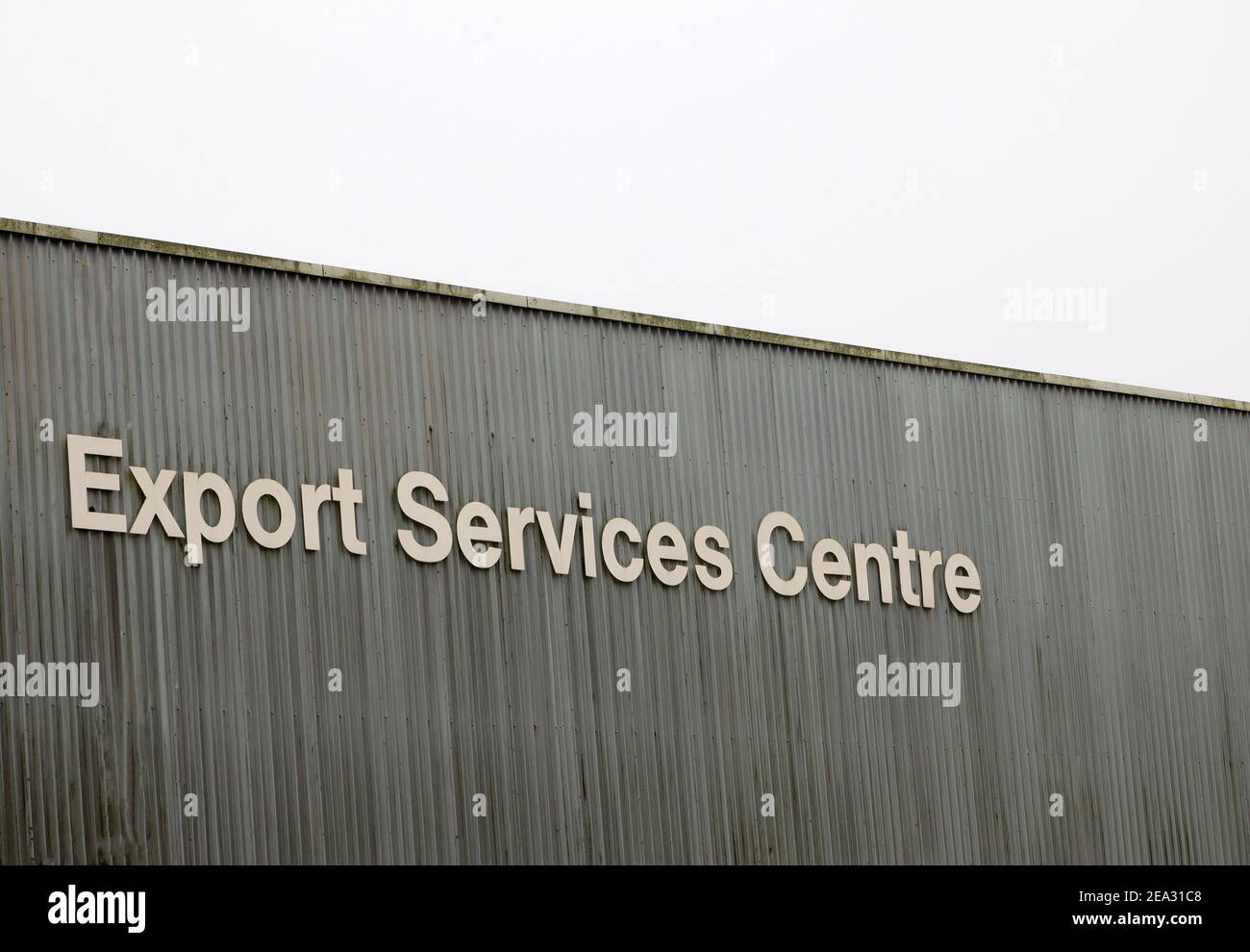 Export Service Center Zeichen in cremefarbenen Buchstaben auf der Seite Von großen Wellpappe Industriegebäude Stockfoto