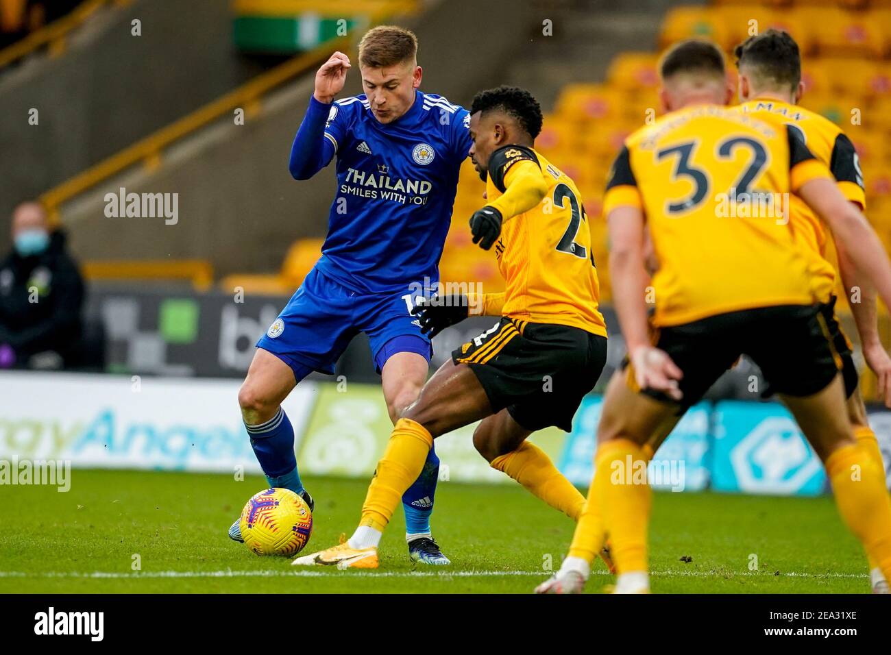 Wolverhampton, West Midlands, Großbritannien. 7th. Februar 2021; Molineux Stadium, Wolverhampton, West Midlands, England; Englisch Premier League Football, Wolverhampton Wanderers versus Leicester City; Harvey Barnes of Leicester City can not find enough space on the Edge of the box Credit: Action Plus Sports Images/Alamy Live News Stockfoto